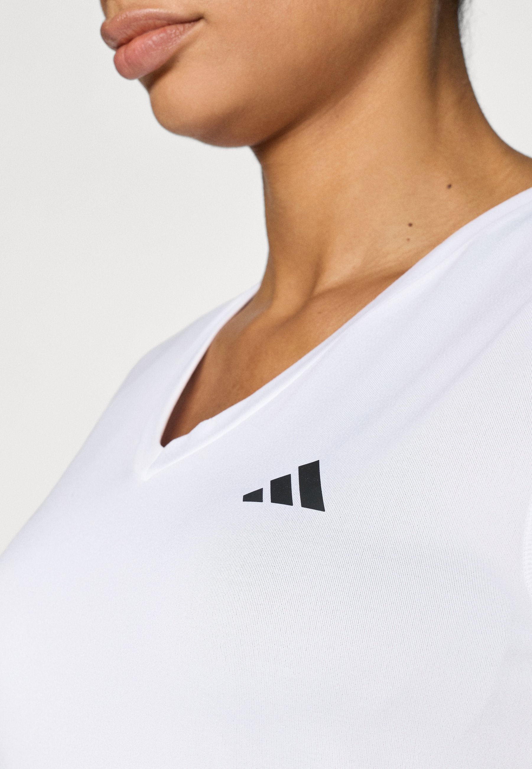 TEE-SHIRT DE SPORT COL EN V WORKOUT ESSENTIALS - Tee-shirt de sport - white