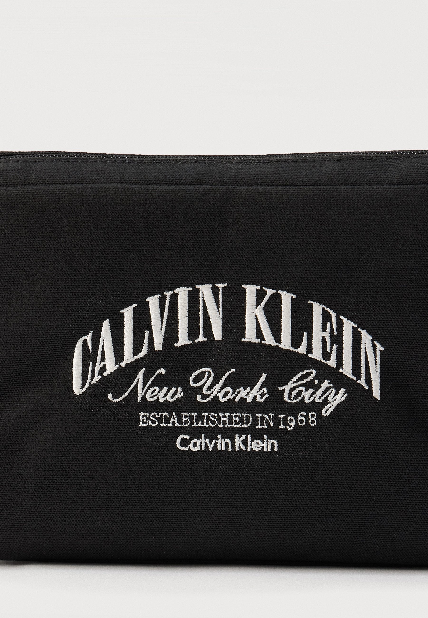 GRAPHIC POUCH - Wash bag - black