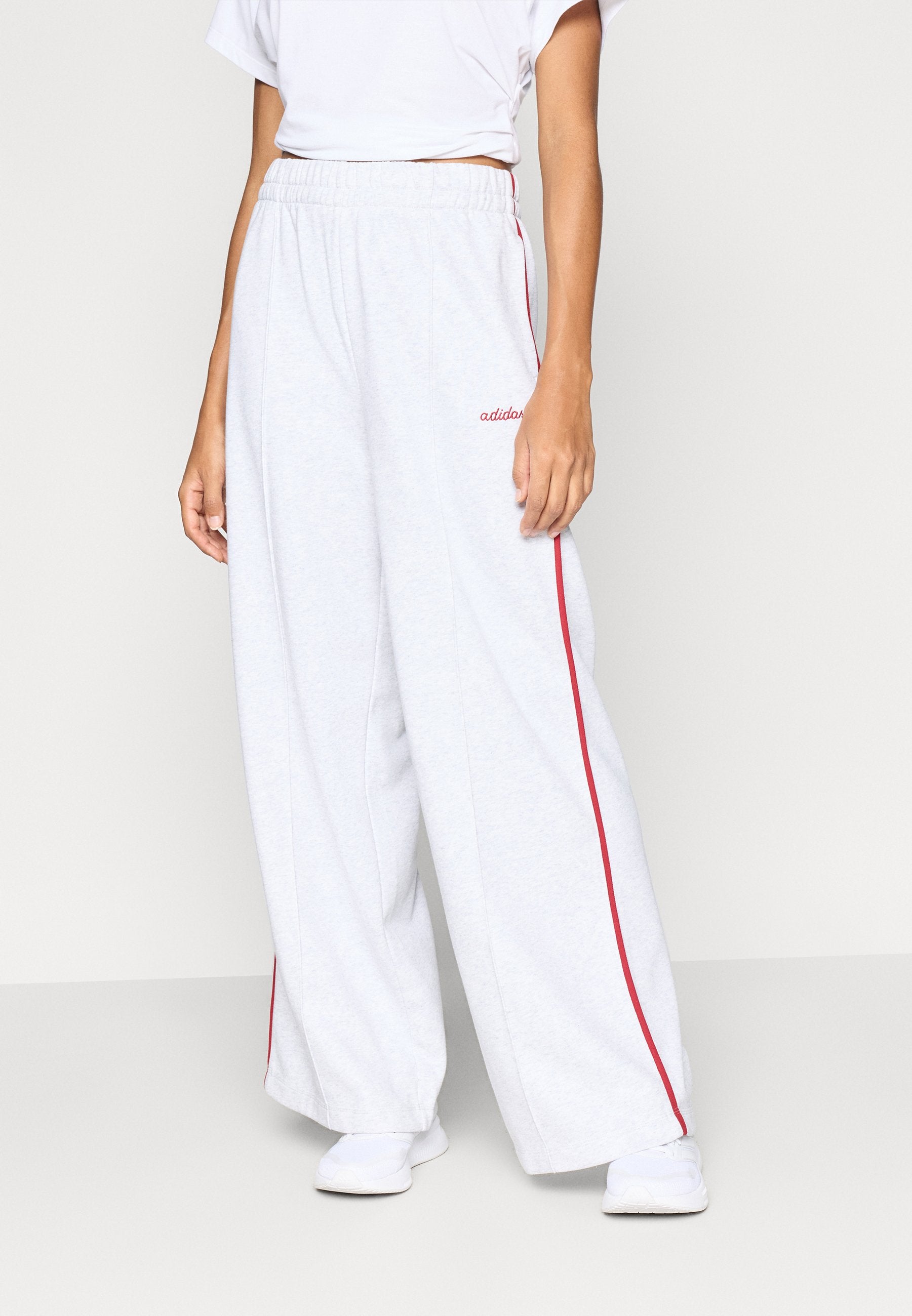 SEASONAL ESSENTIALS COLORPOP WITH EMBROIDERED GRAPHIC - Tracksuit bottoms - light grey heather/active maroon