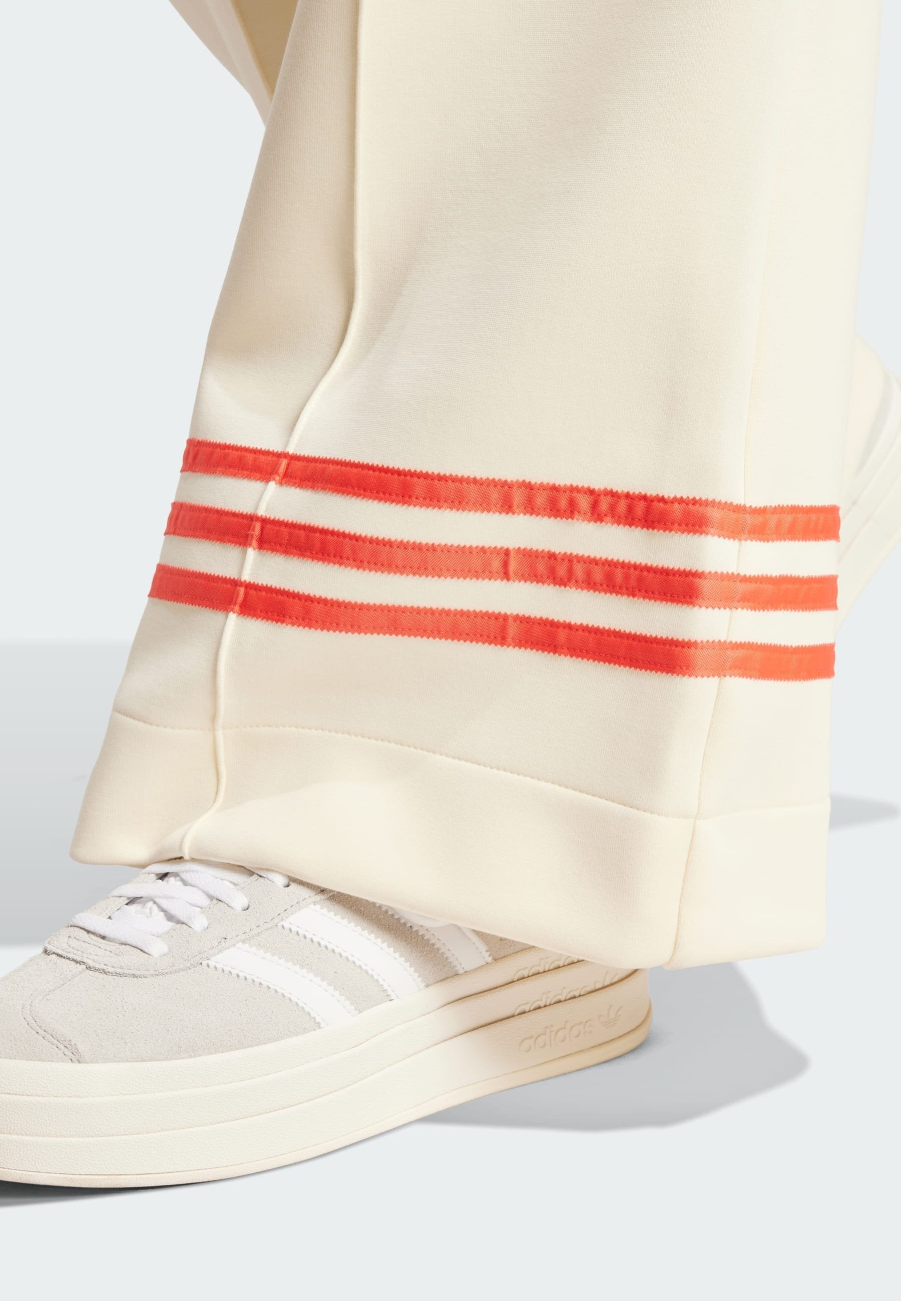 ADICOLOR NEUCLASSICS TRACK WIDE - Tracksuit bottoms - cream white   real coral