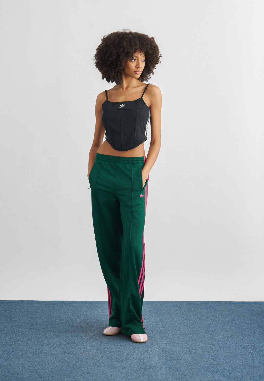PANTALON DE SURVÊTEMENT FIREBIRD LOOSE - Bas de survêtement - vert université/magenta vif