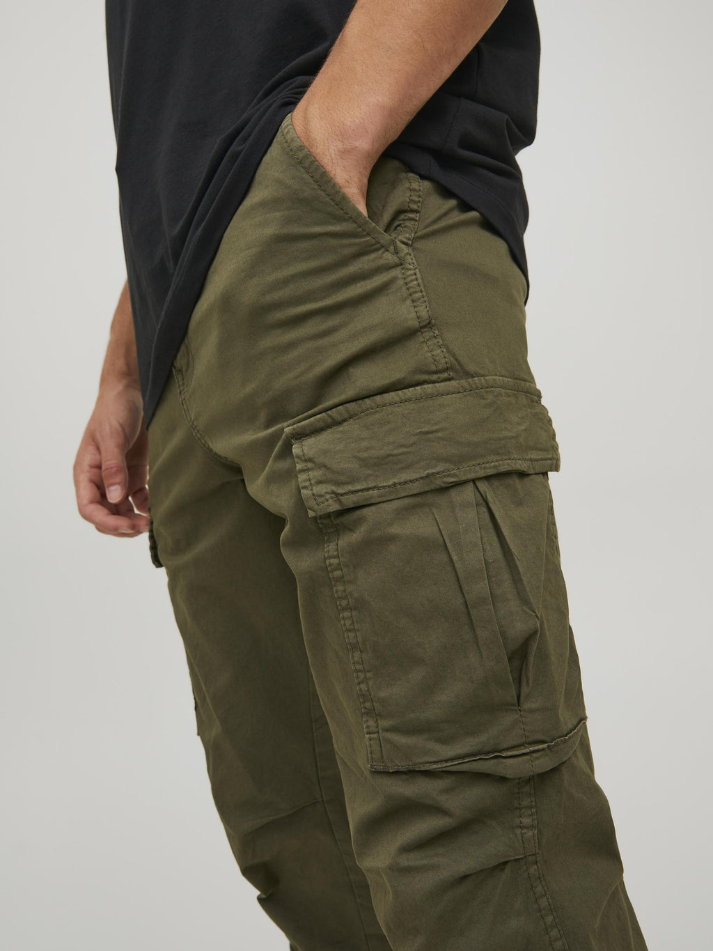 JPSTACE JJTUCKER AMA TAPERED FIT - Cargo trousers - Green