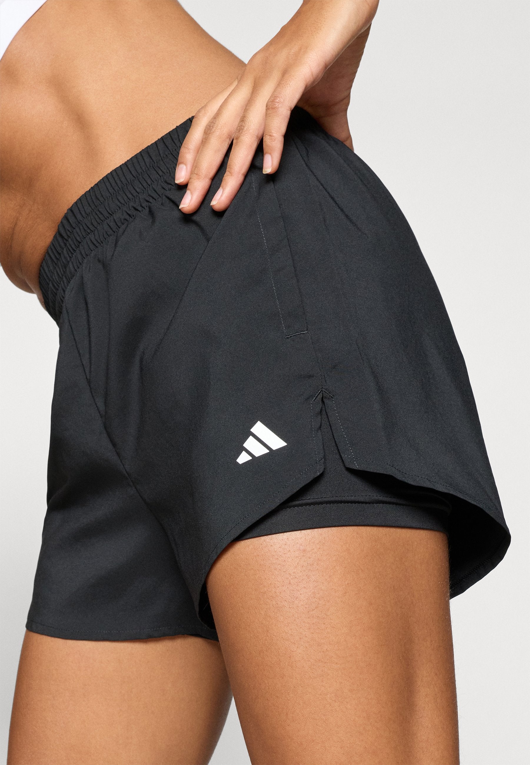 WORKOUT ESSENTIALS SHORTS - Sports shorts - black