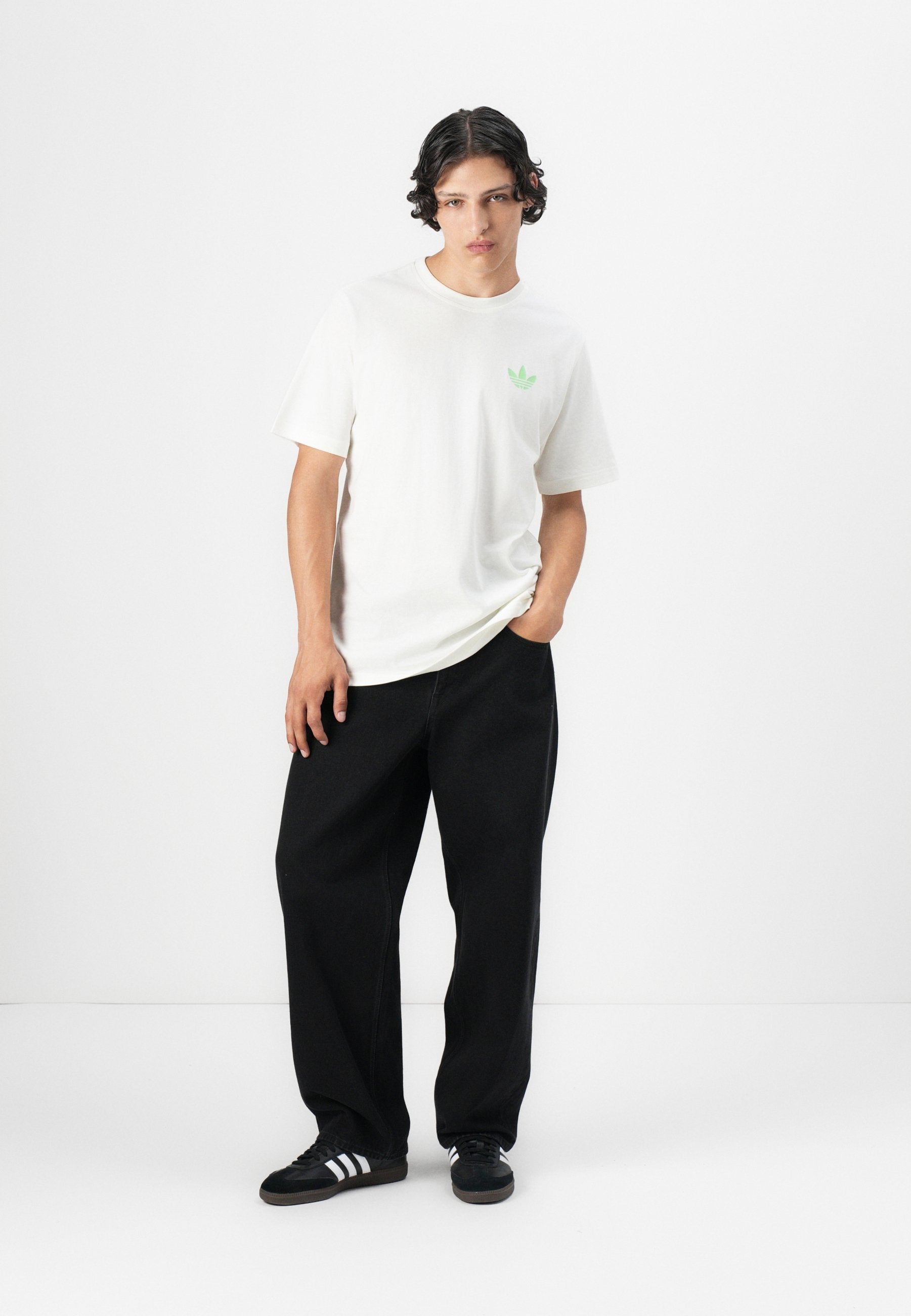 تي شيرت مطبوع RETRO APPLE TEE UNISEX - تي شيرت مطبوع - أبيض مائل