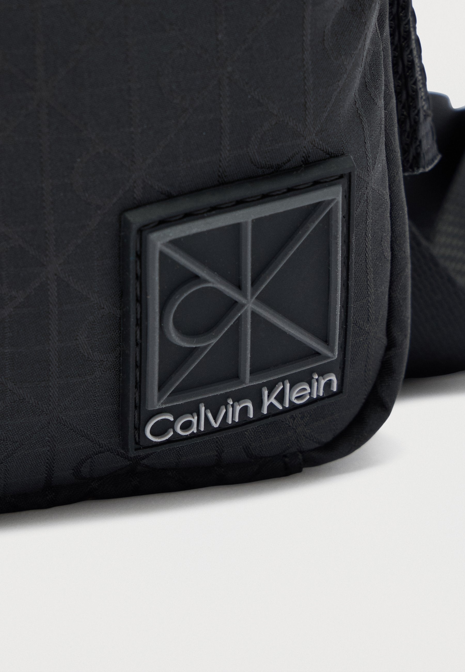 UTILITY EMBLEM - Phone pouch - black