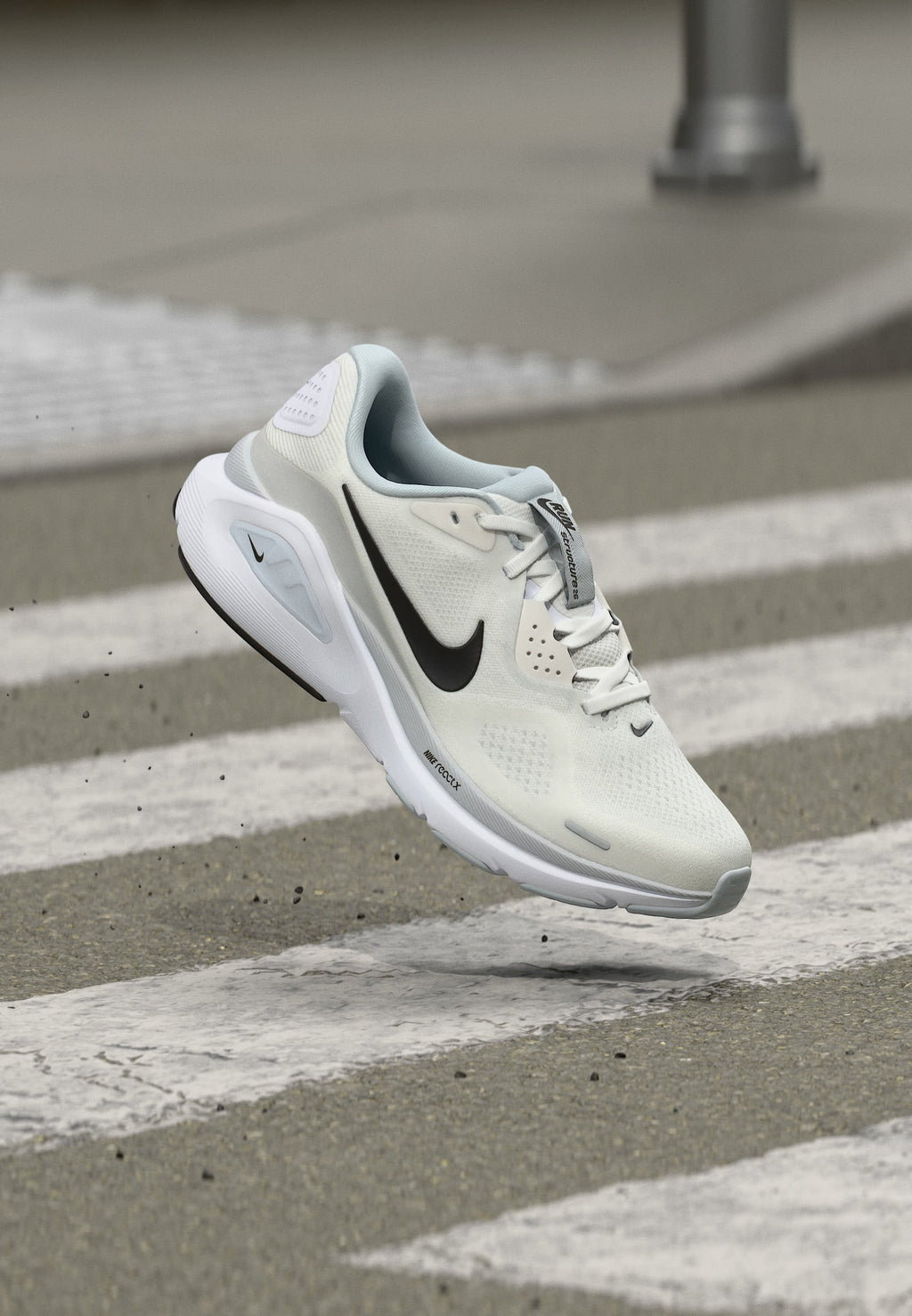 W NIKE STRUCTURE 26 - Yol koşu ayakkabısı - beyaz/siyah/saf platin renkli