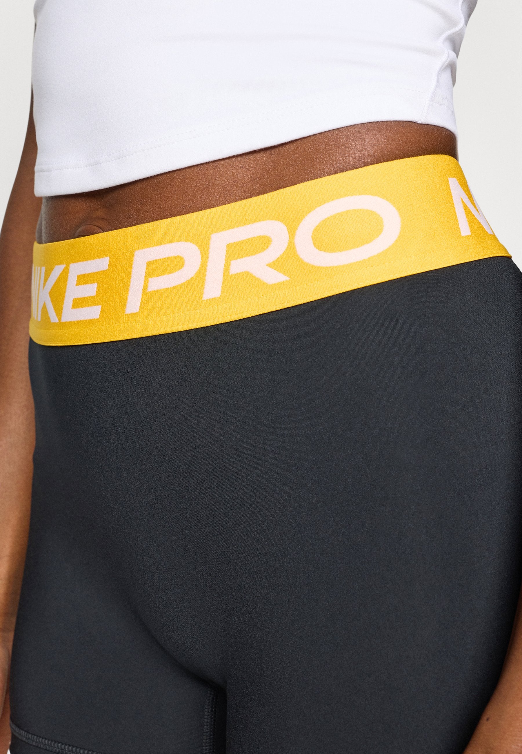 365 SHORT  - Leggings - black/university gold-coloured/white