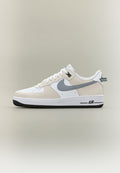 AIR FORCE 1 07 LV8 UNISEX - Baskets - blanc/gris froid métallisé/noir/gris froid/blanc sommet