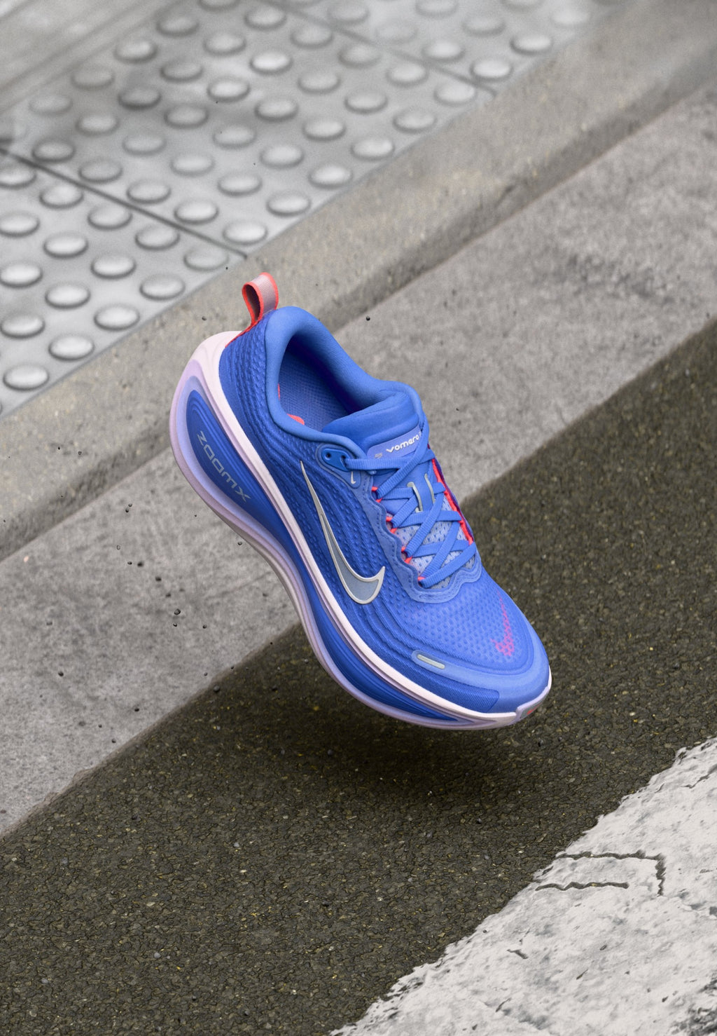 VOMERO PLUS - Road running shoes - sapphire/black/violet mist/light violet/racer blue/hot lava