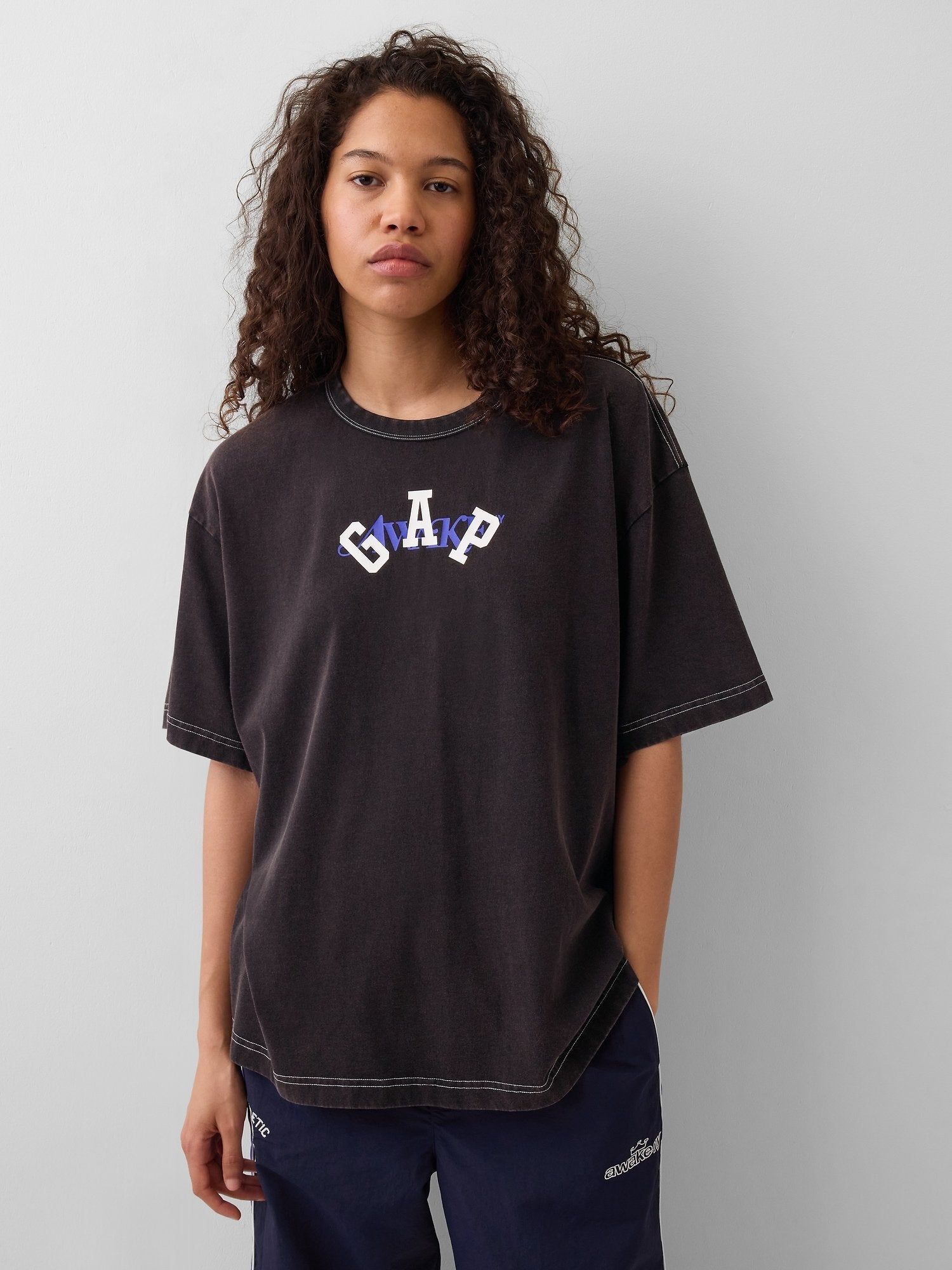 GAP AWAKE NY BOXY TEE UNISEX - Print T-shirt - moonless night