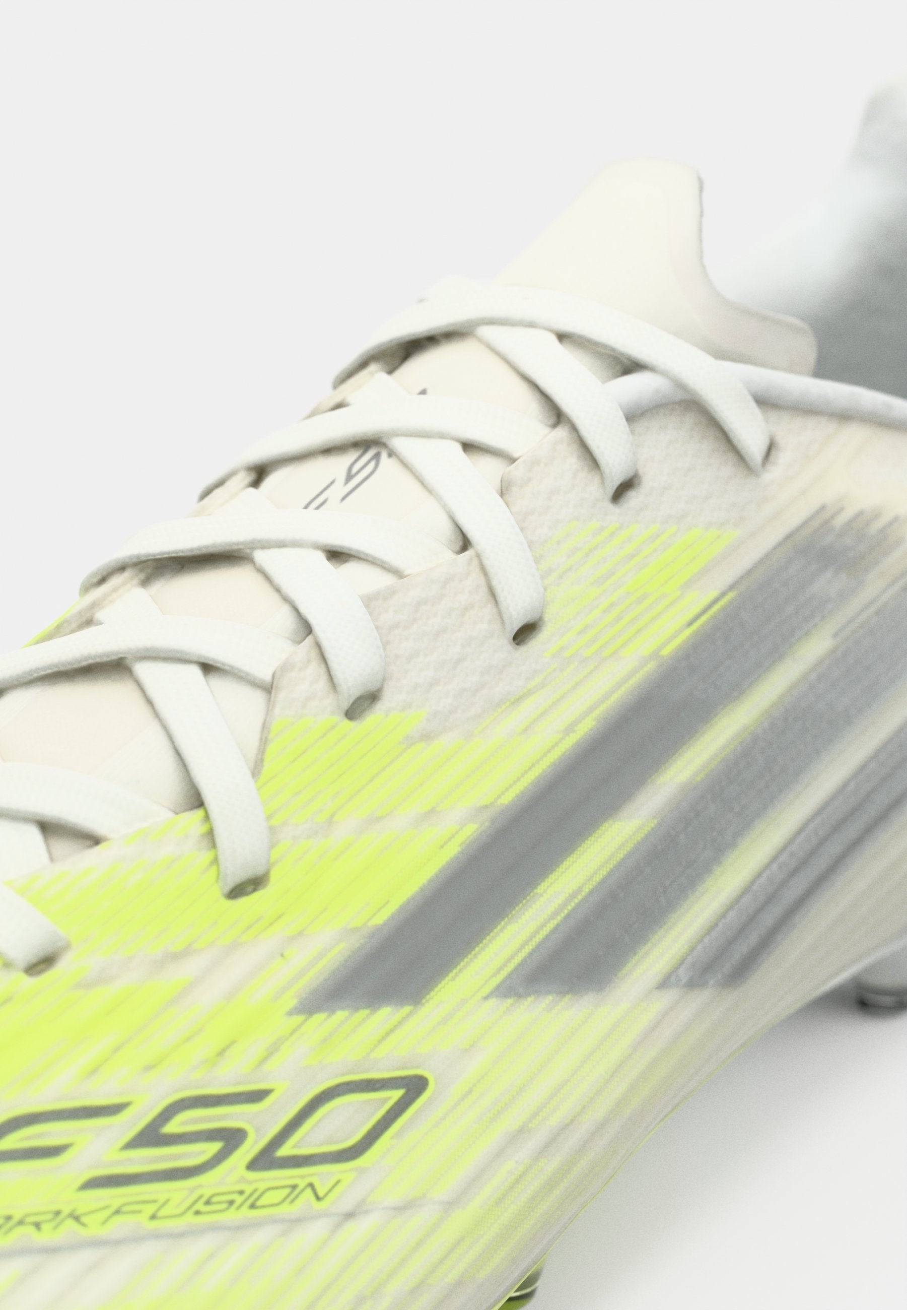 أحذية كرة القدم F50 SPARKFUSION LEAGUE LOW FIRM GROUND / ARTIFICIAL GROUND للنساء - أحذية كرة القدم ذات الأرض الثابتة - أبيض/معدني حديدي