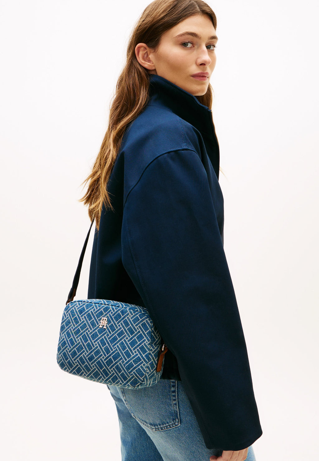 TH MONOGRAM DENIM CROSSBODY CAMERA BAG - Handbag - blue