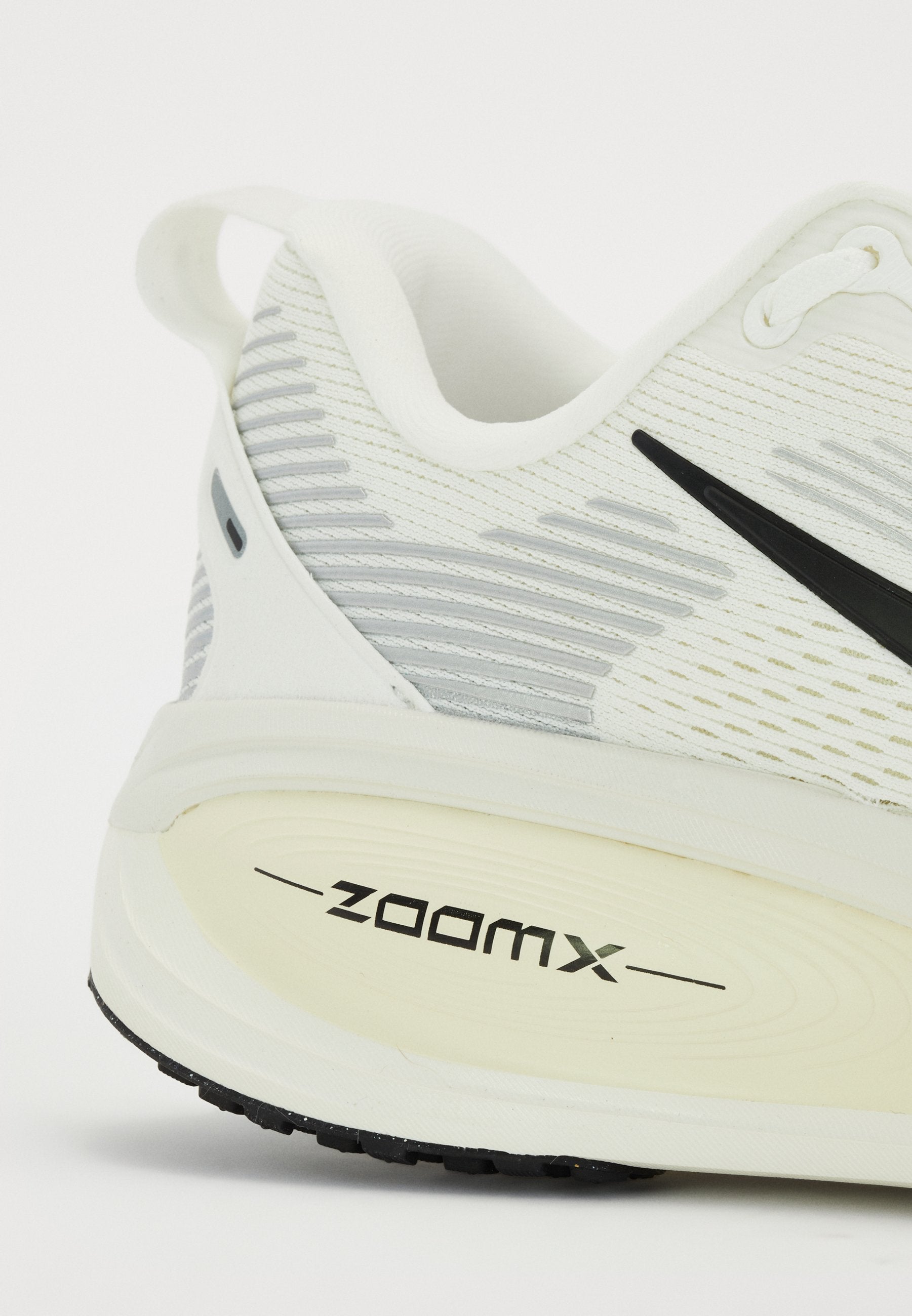 VOMERO UNISEX - Chaussures de running sur route - blanc sommet/noir/lait de coco