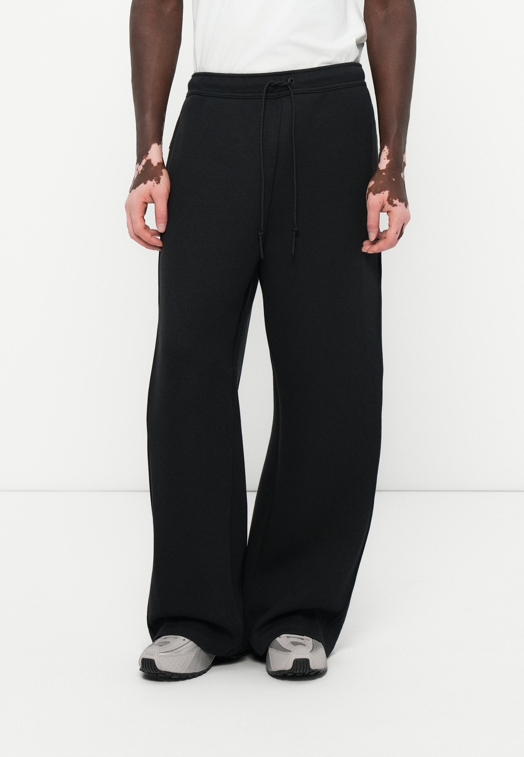 BOTTOM - Tracksuit bottoms - black