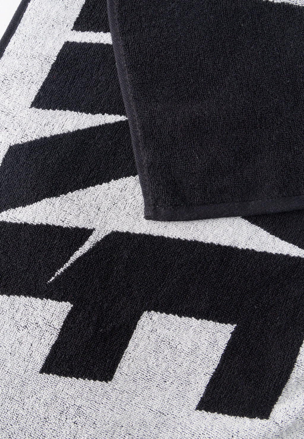 MEDIUM GRAPHIC UNISEX - Towel - black/white