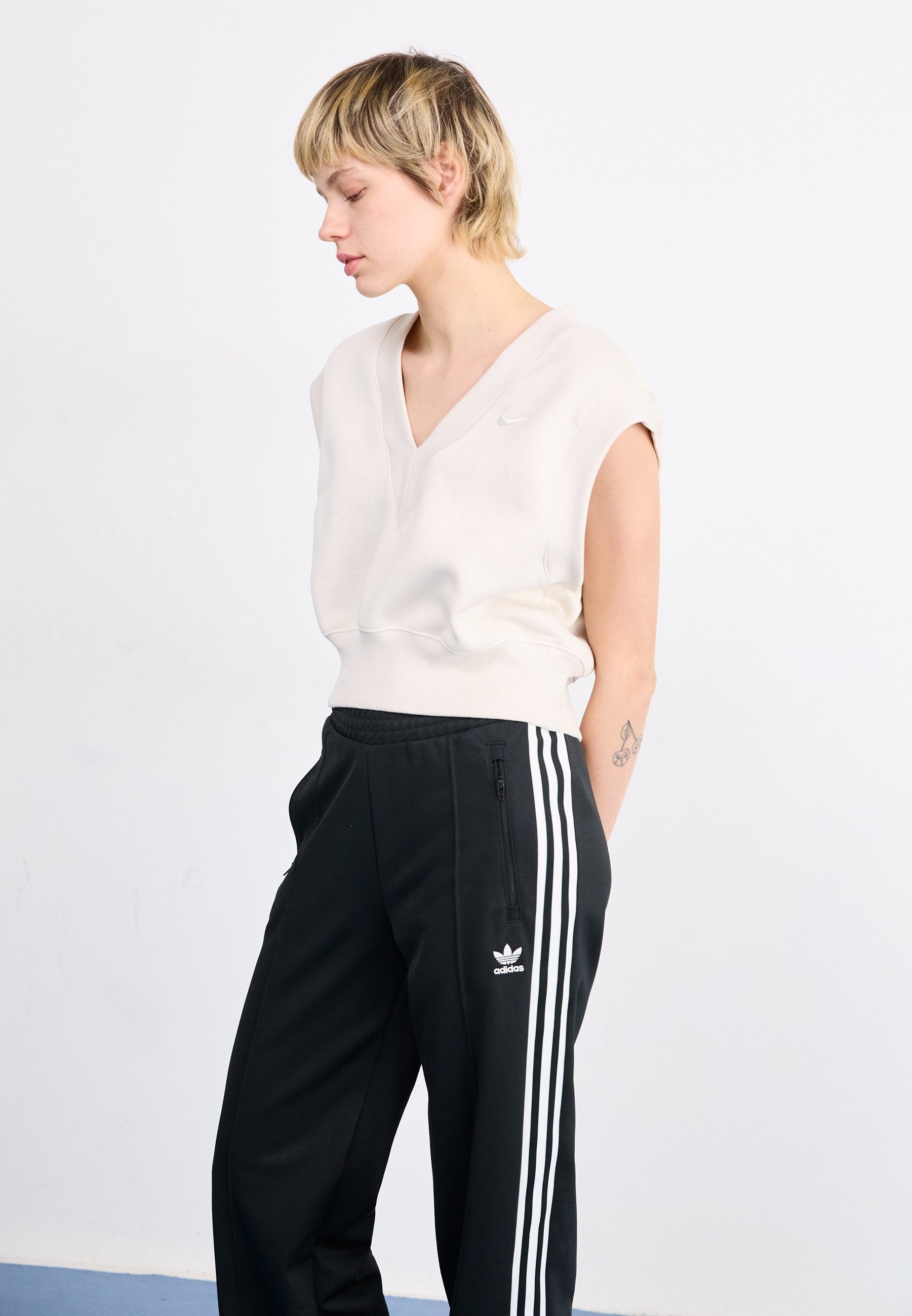 CLASSIC - Tracksuit bottoms - black/white