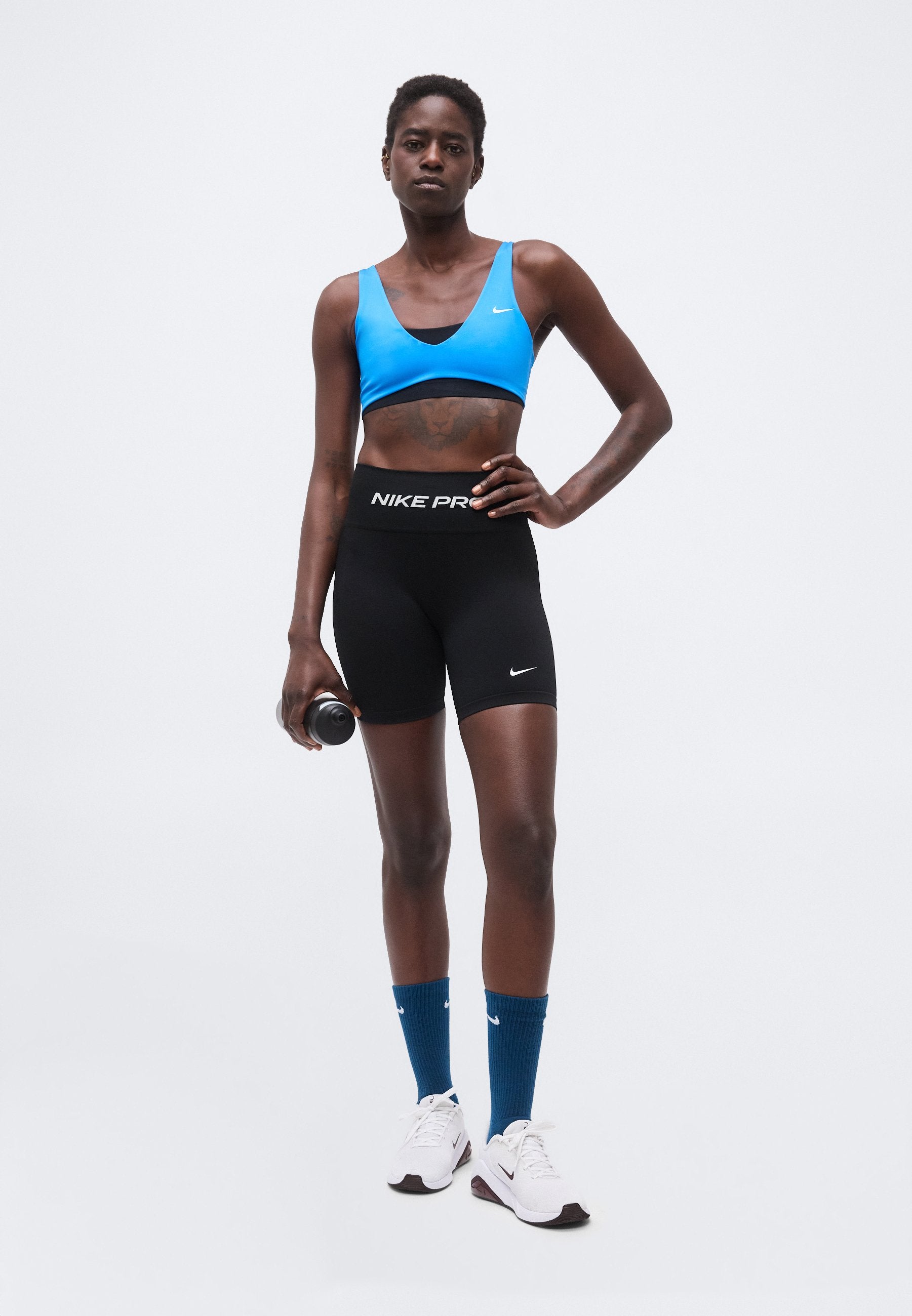 SCULPT STRAPPY BRA - Medium support sports bra - light photo blue/black/white