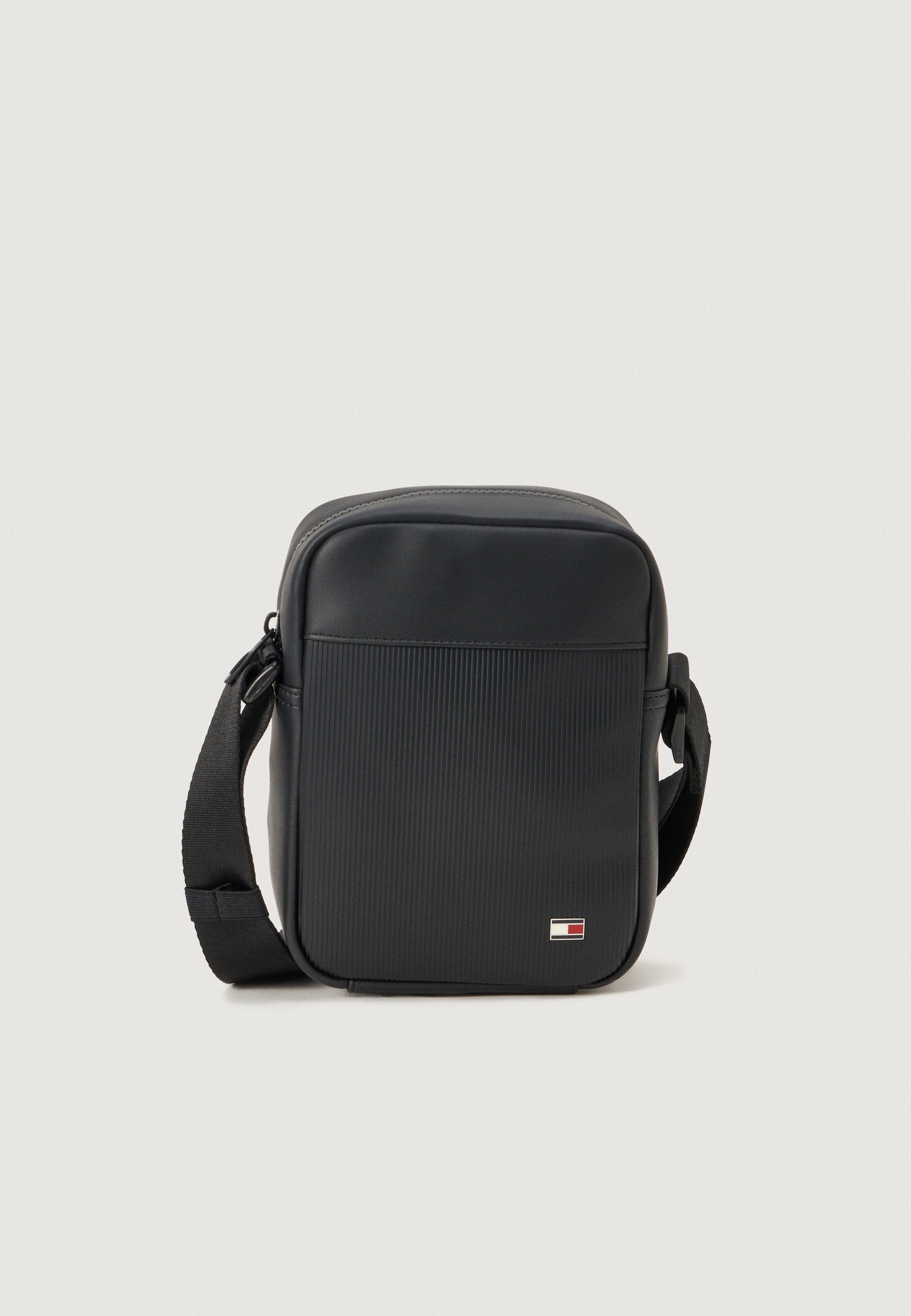 HILFIGER FLAG RIBBED CROSSBODY REPORTER BAG - Cross body bag - black