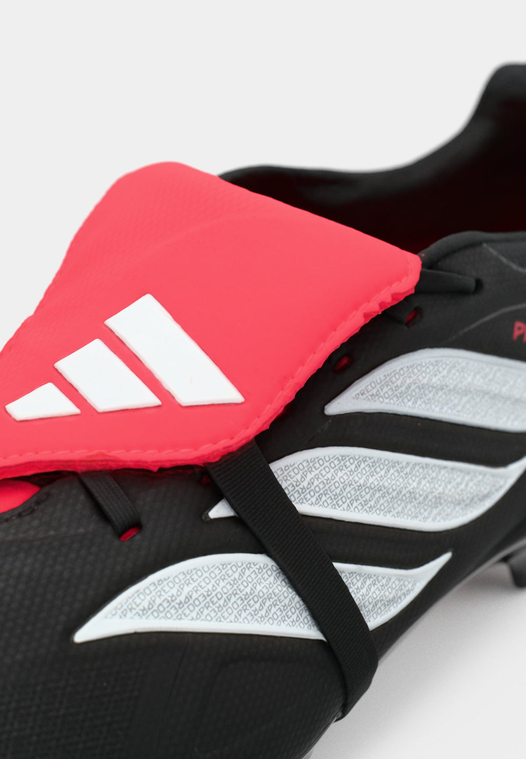 PREDATOR LİG KATLANIR DİL - Sabit zemin futbol ayakkabısı - core black/footwear white/lucid red