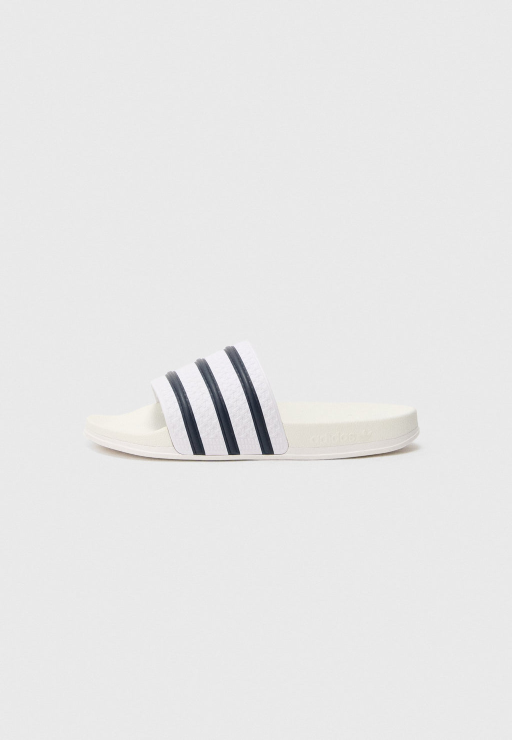 ADILETTE OG UNISEX - Mules - white/collegiate navy
