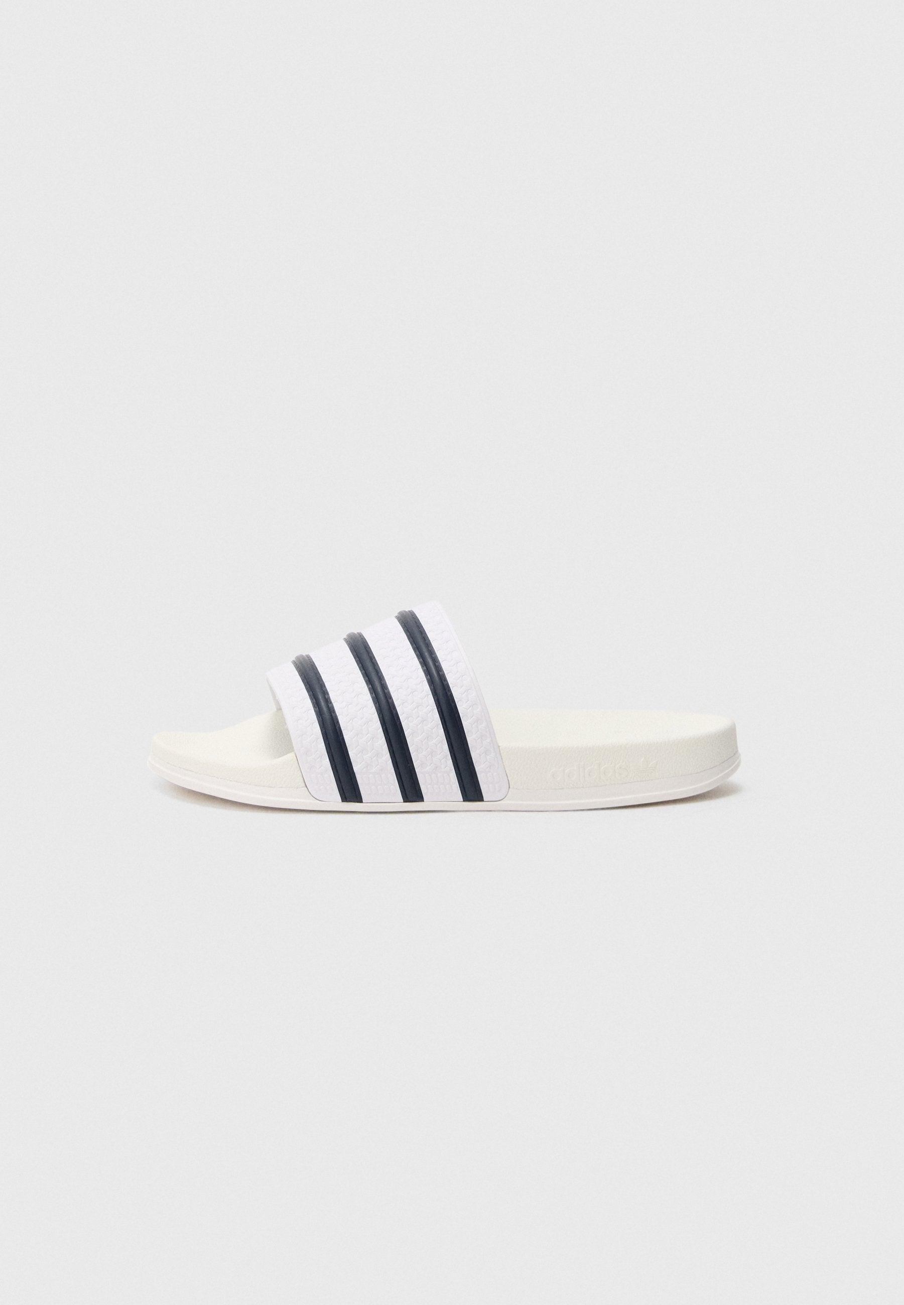ADILETTE OG UNISEX - Mules - white/collegiate navy