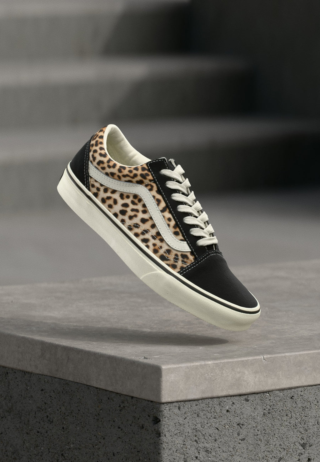 OLD SKOOL - Skate shoes - black