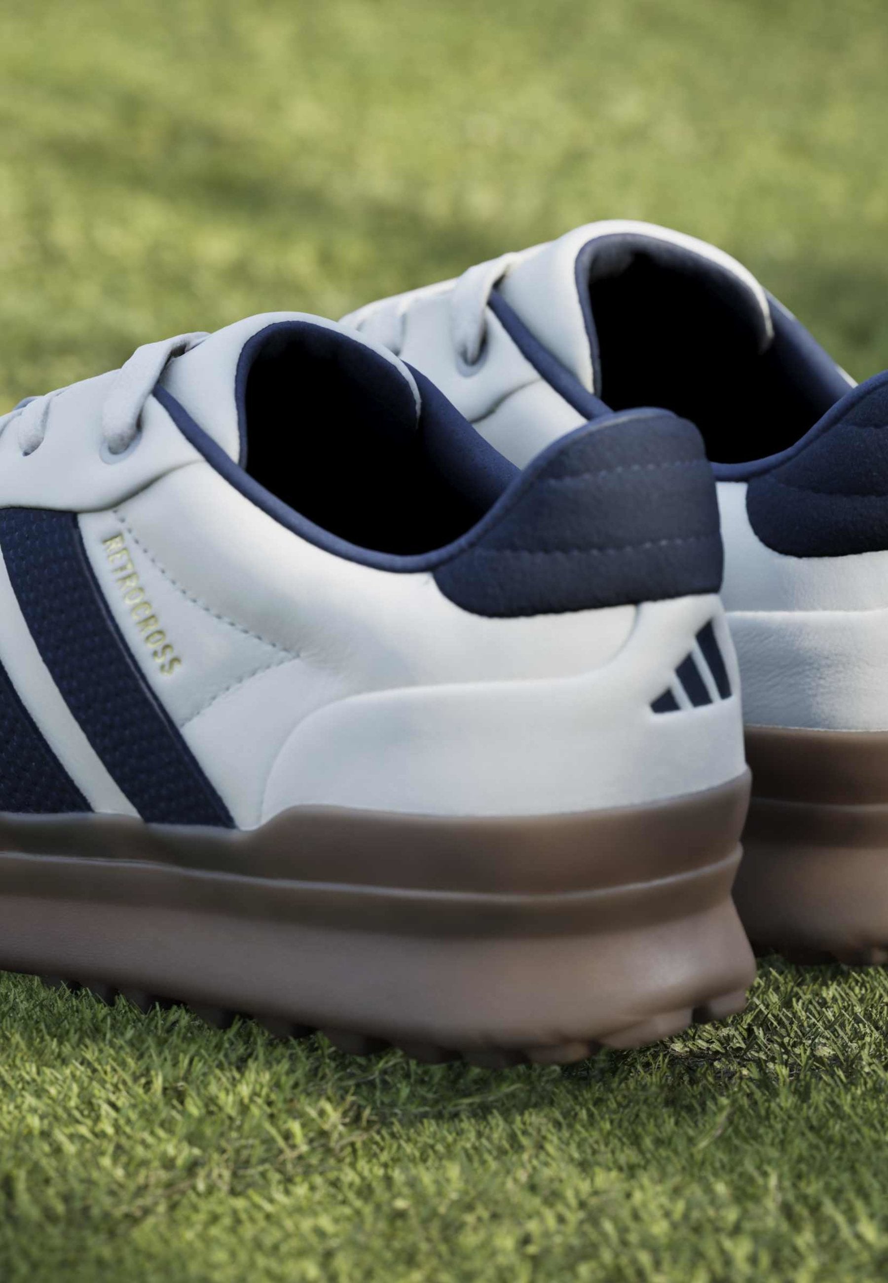 RETROCROSS GRIPMORE - Golf shoes (without spikes) - cwhite/conavy/gum