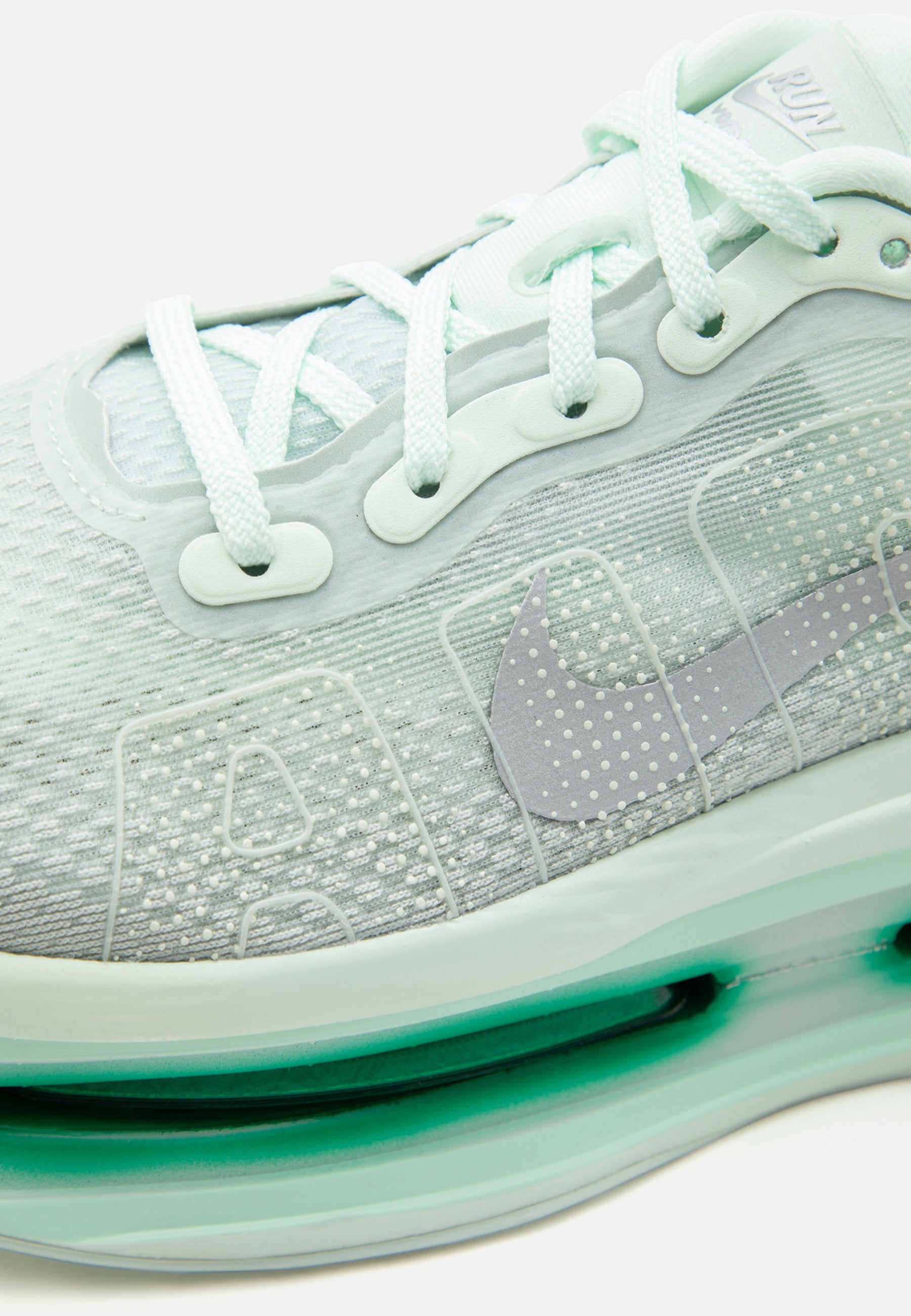 VOMERO PREMIUM - Road running shoes - barely green/metallic silver-coloured/light silver-coloured/sea glass
