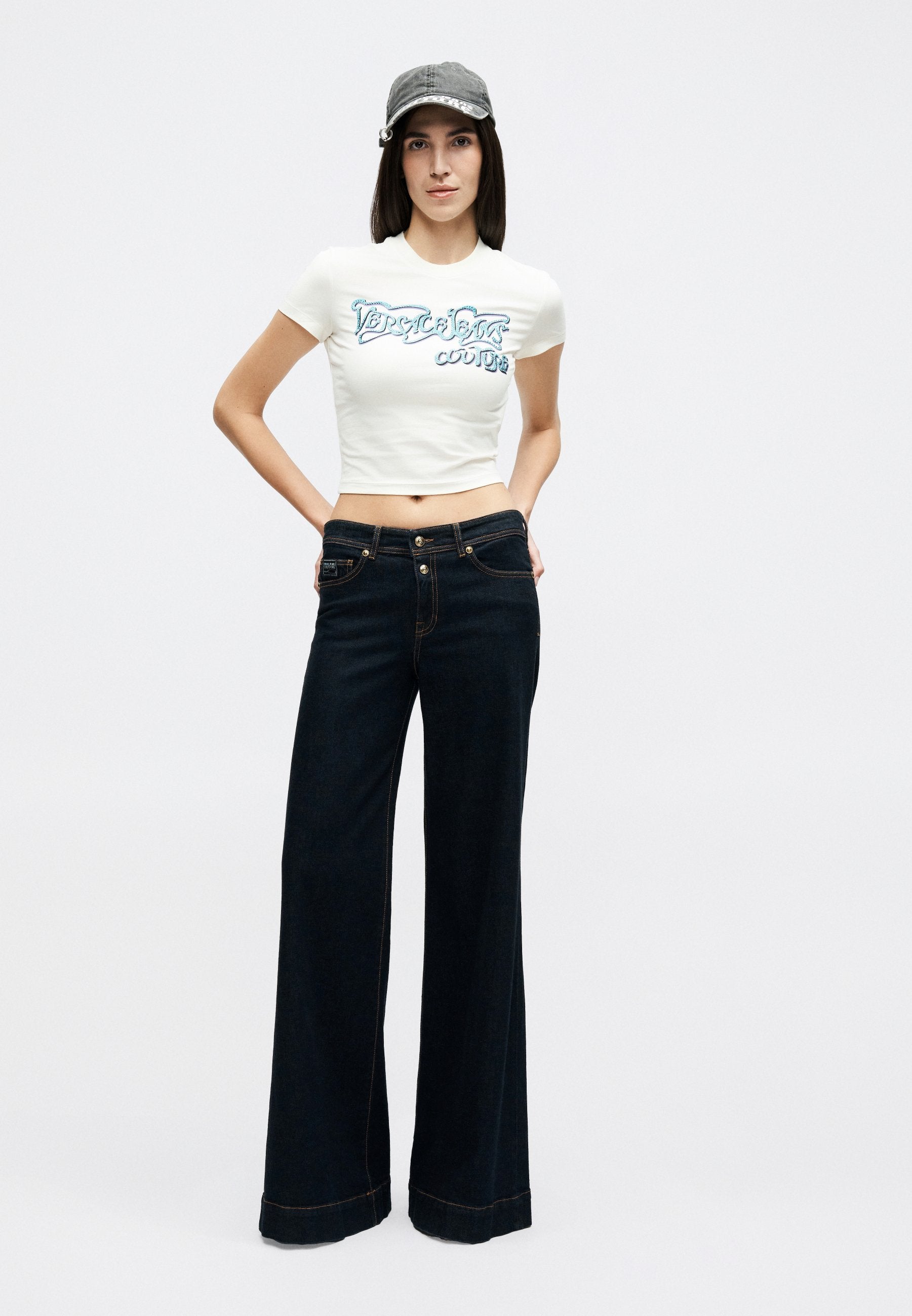 CROP LOGO CURVED - Print T-shirt - butter