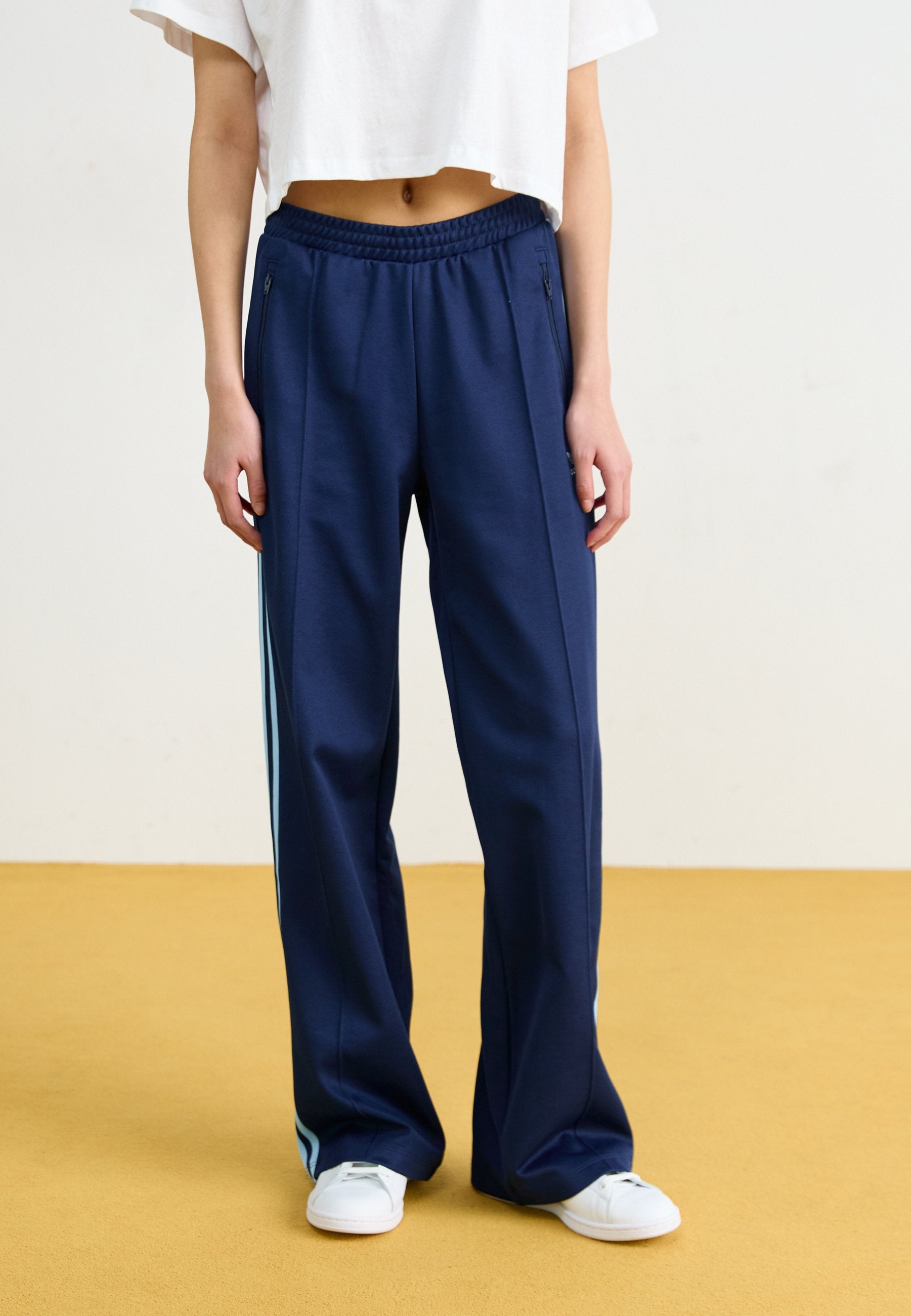 CLASSIC - Tracksuit bottoms - night indigo/clear sky