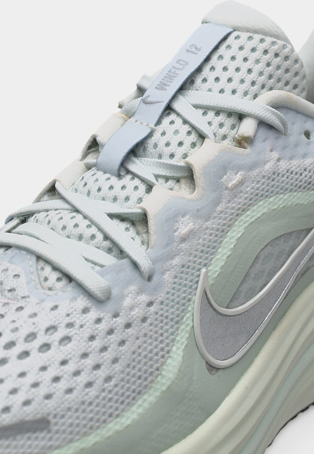 AIR WINFLO 12 - Road running shoes - off white/metallic silver-coloured/barely green/light silver-coloured