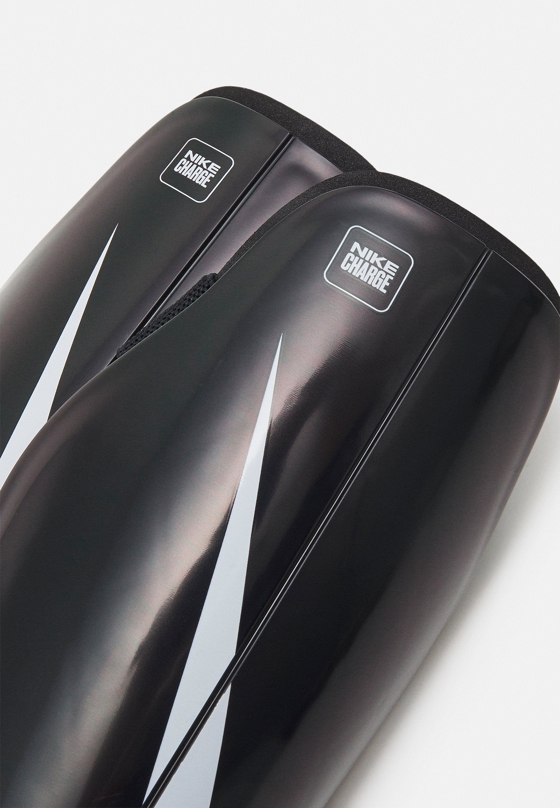 CHARGE - Shin pads - schwarz/weiss