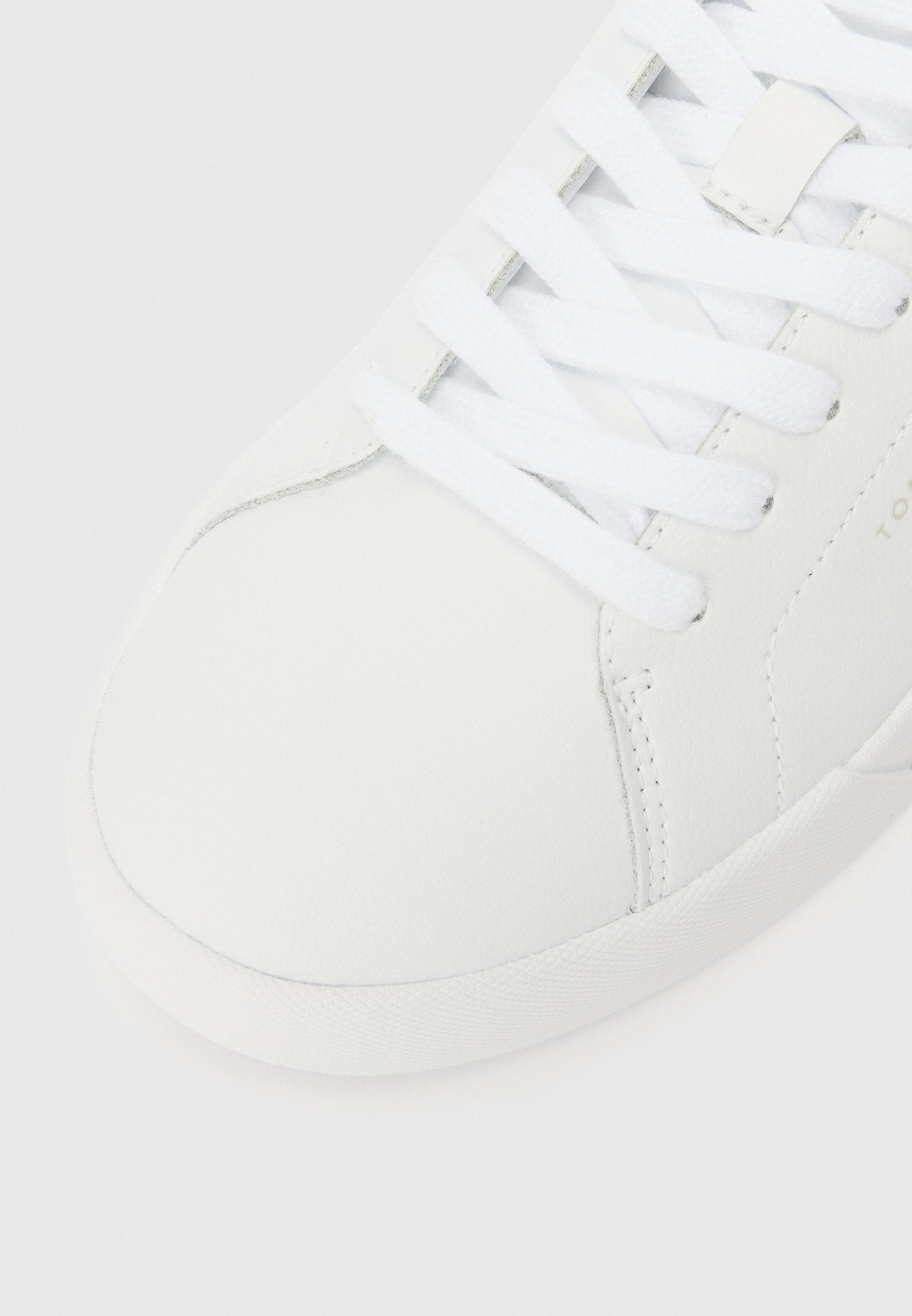 Trainers - white