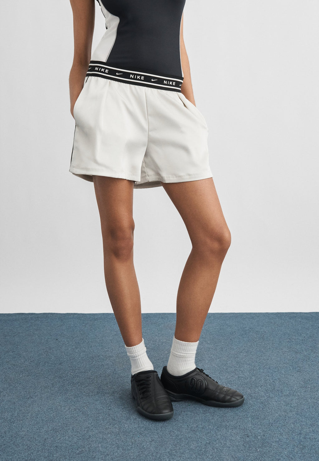 Shorts - light bone/black