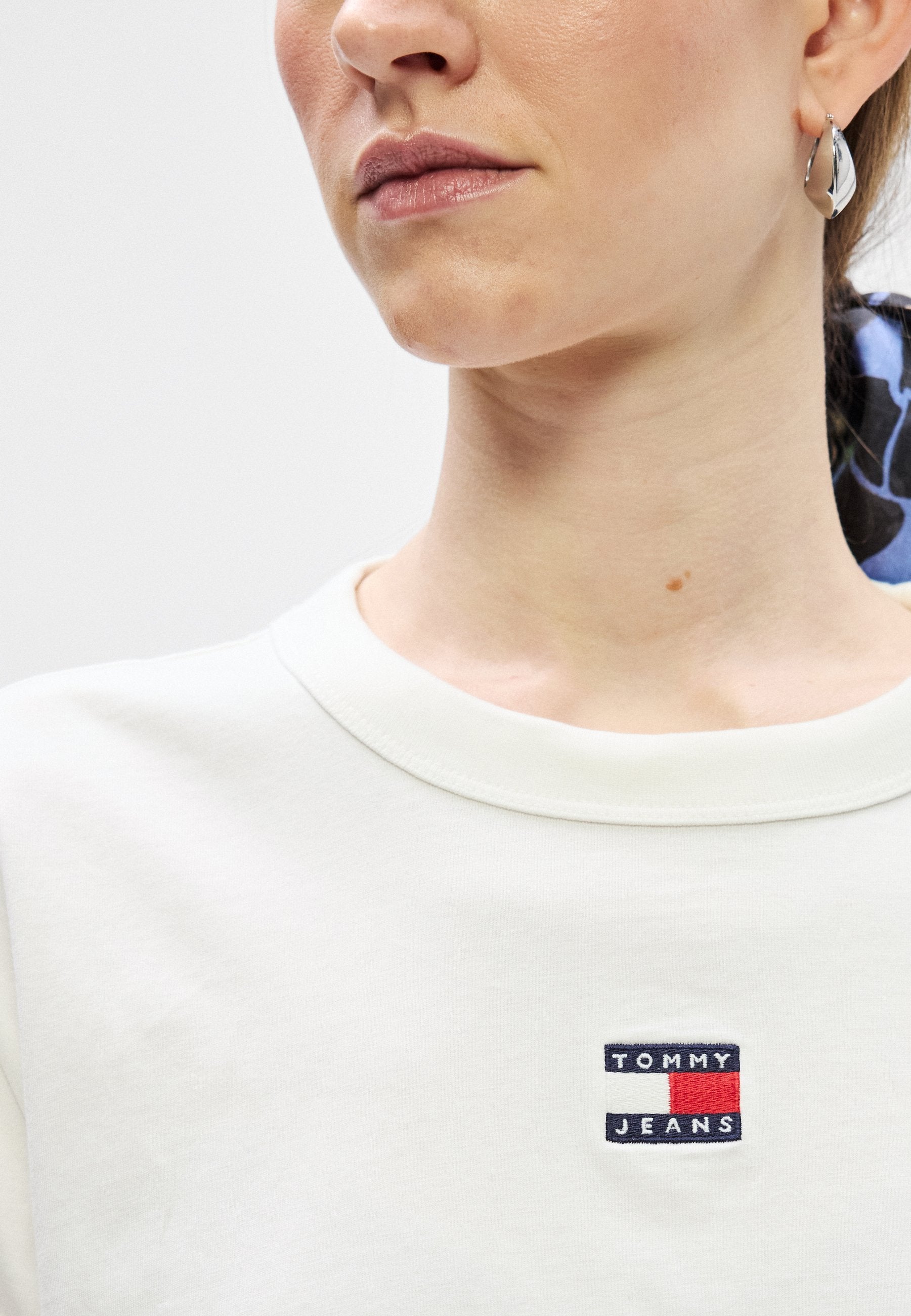 TOMMY BADGE BOXY CREW NECK T-SHIRT - Basic T-shirt - ecru