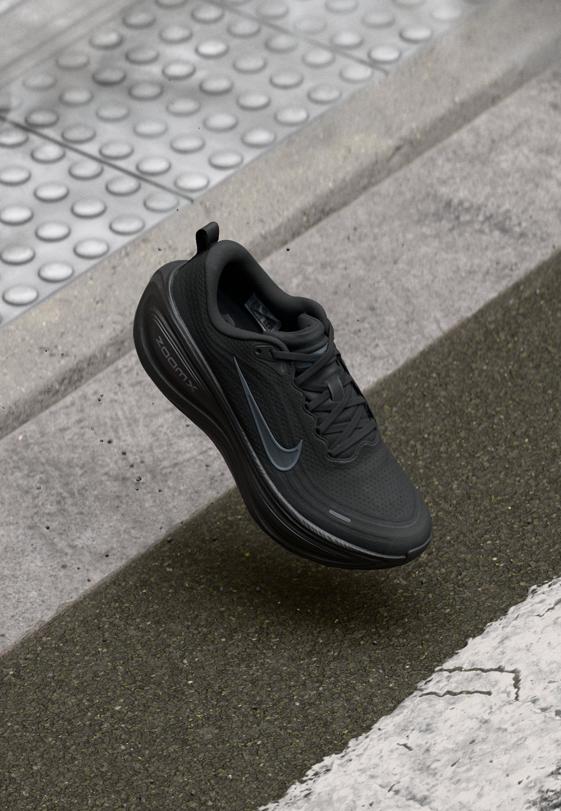 VOMERO PLUS - Road running shoes - black/dark smoke grey/metallic dark grey/cool grey