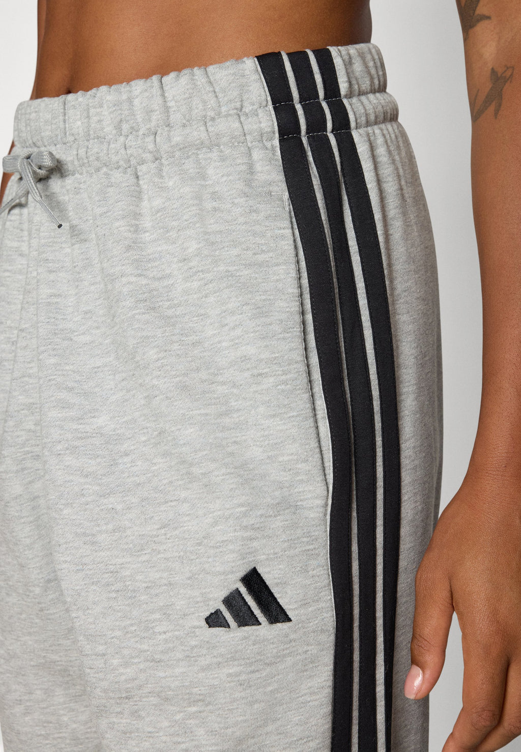 ESSENTIALS 3 STRIPES LOOSE PANTS - Bas de survêtement - gris/noir