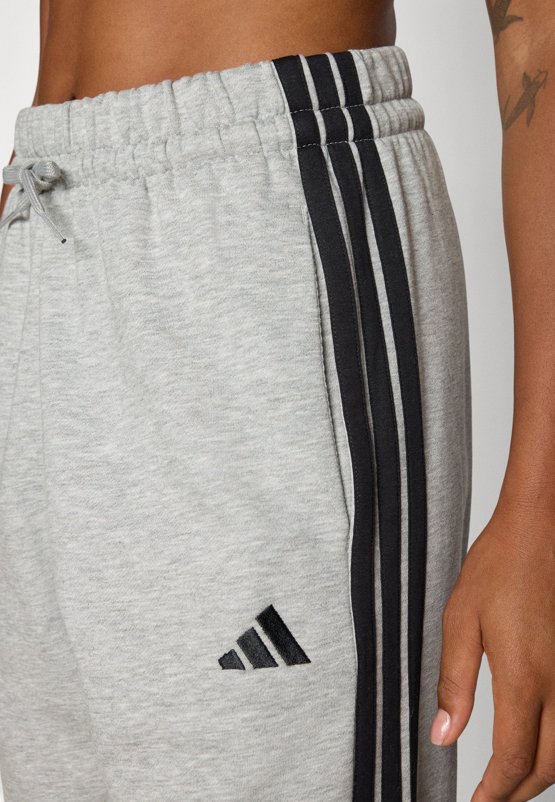 ESSENTIALS 3 STRIPES LOOSE PANTS - Bas de survêtement - gris/noir