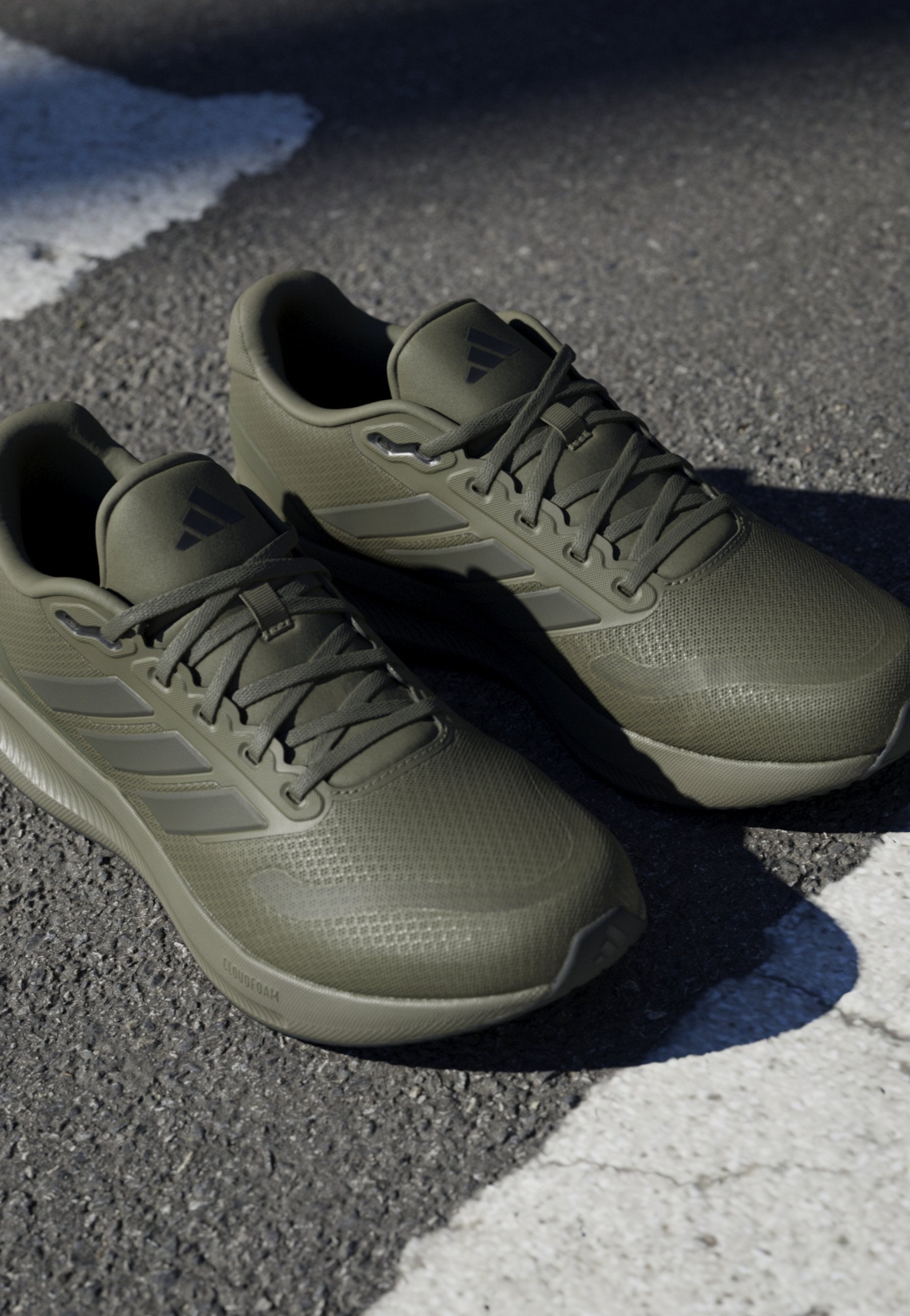 RUNFALCON 5 - Road running shoes - olive strata/shadow olive/core black