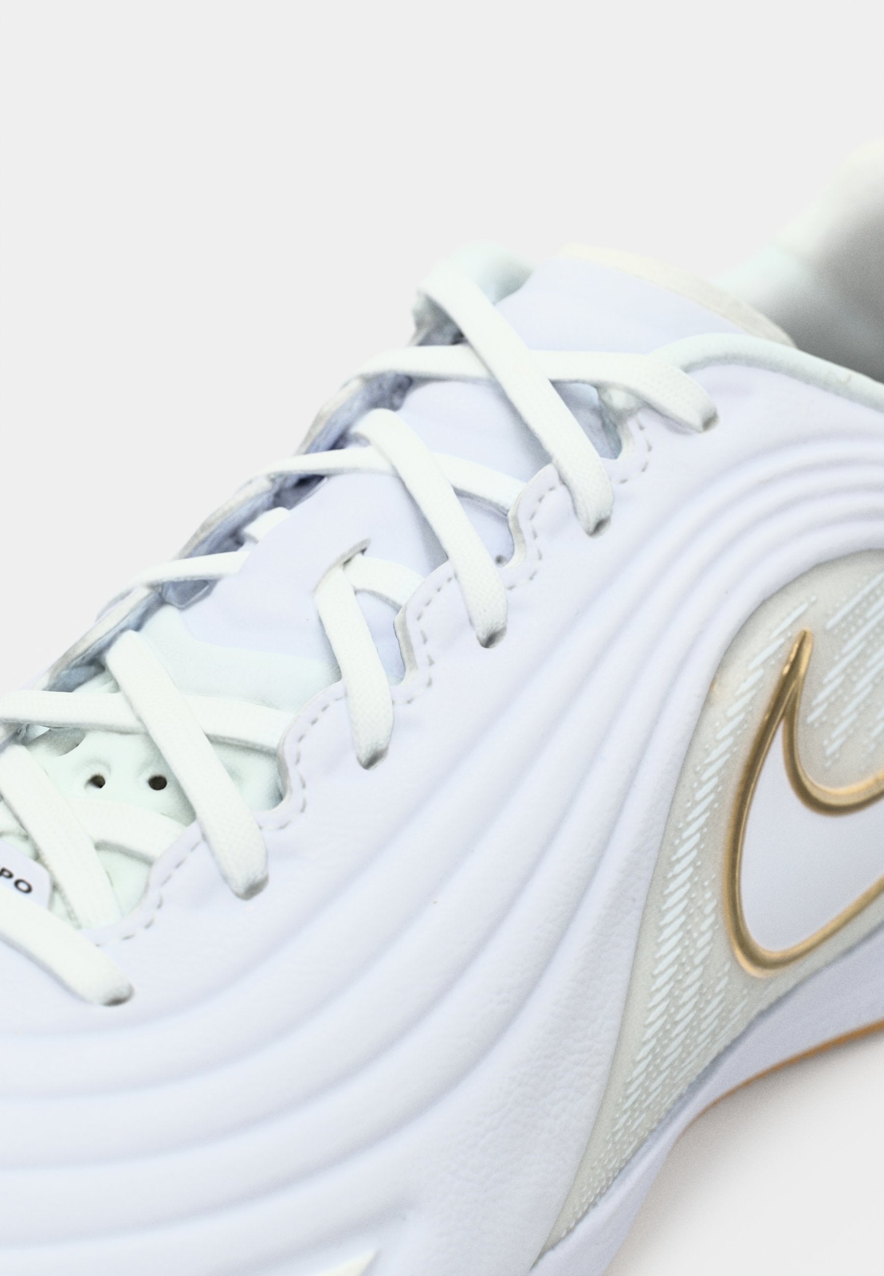 TIEMPO REACTGATO UNISEX - Indoor football boots - white/metallic gold-coloured
