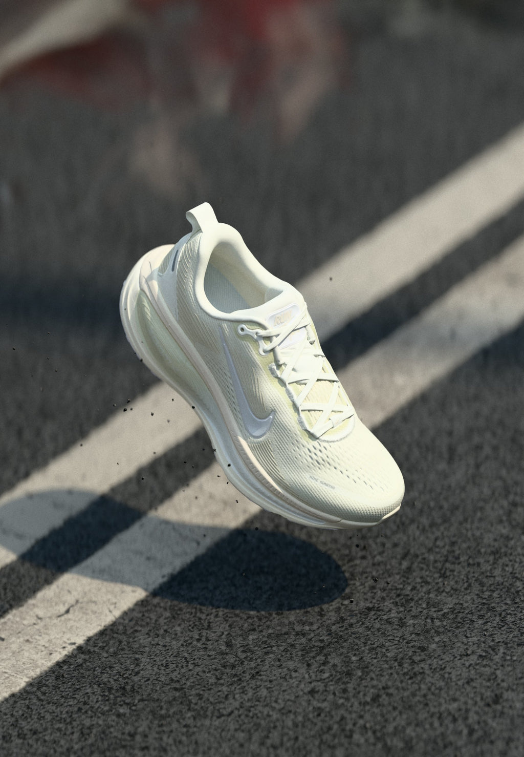 VOMERO 18 - Road running shoes - summit white/white/chalk/sea glass