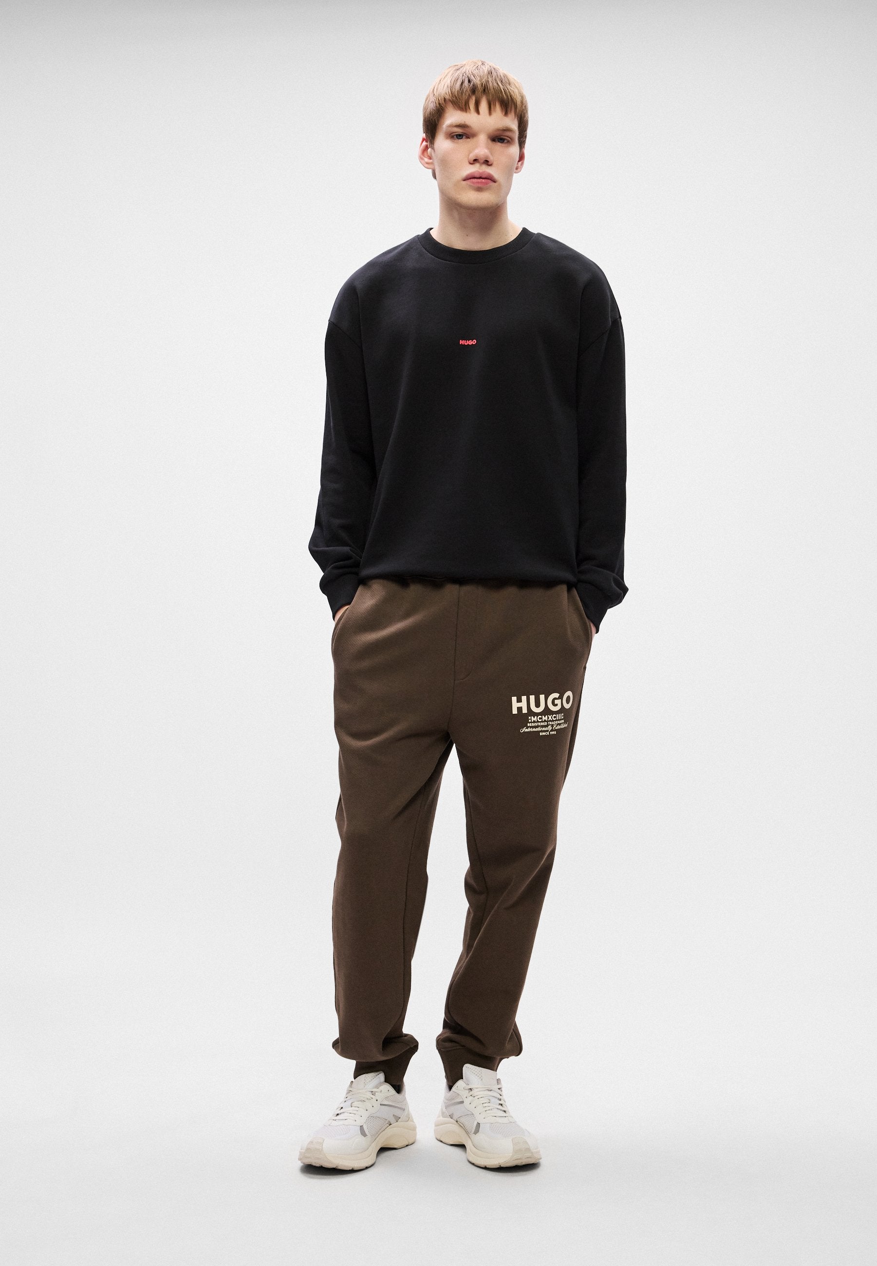 NEVEZ - Tracksuit bottoms - dark brown