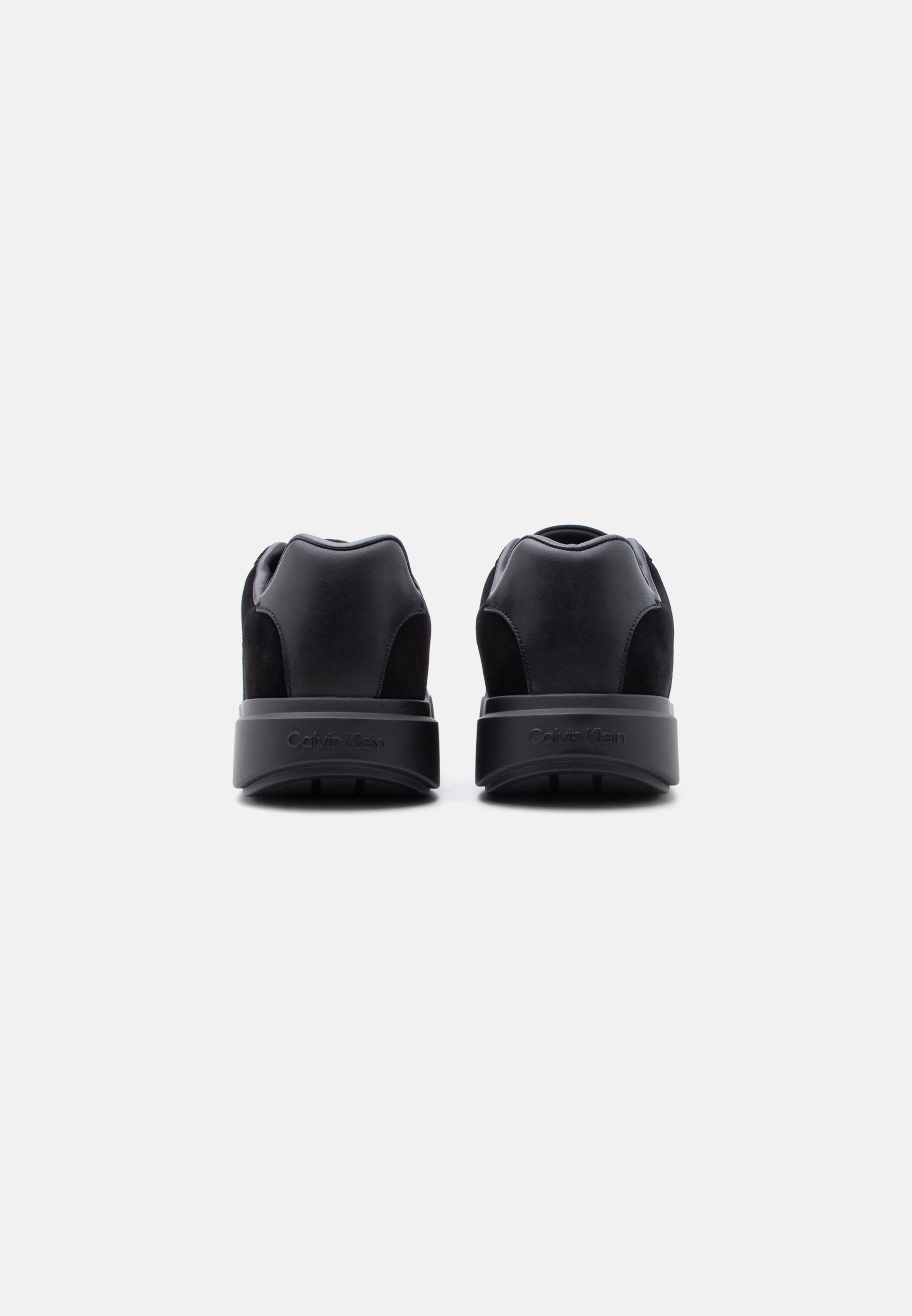 Trainers - triple black