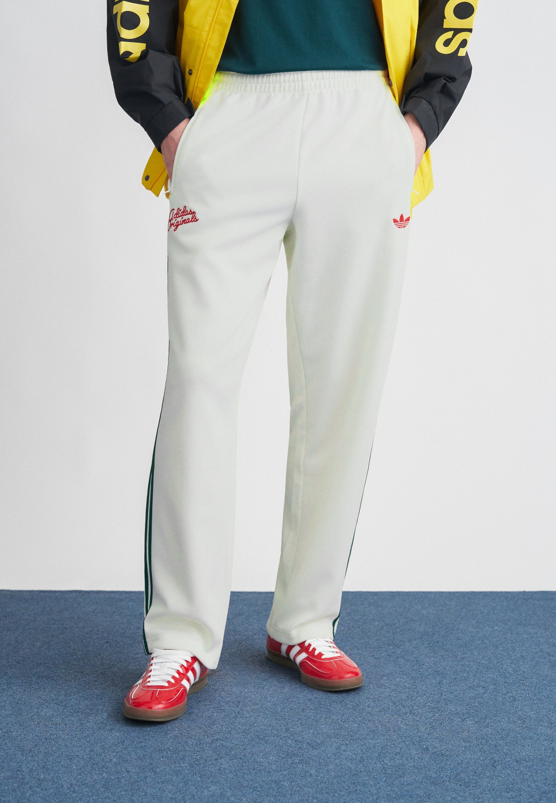 TRACK PANT - Tracksuit bottoms - off white/collegiate green