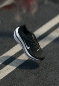 AIR WINFLO 12 - Road running shoes - black/white/dark smoke grey