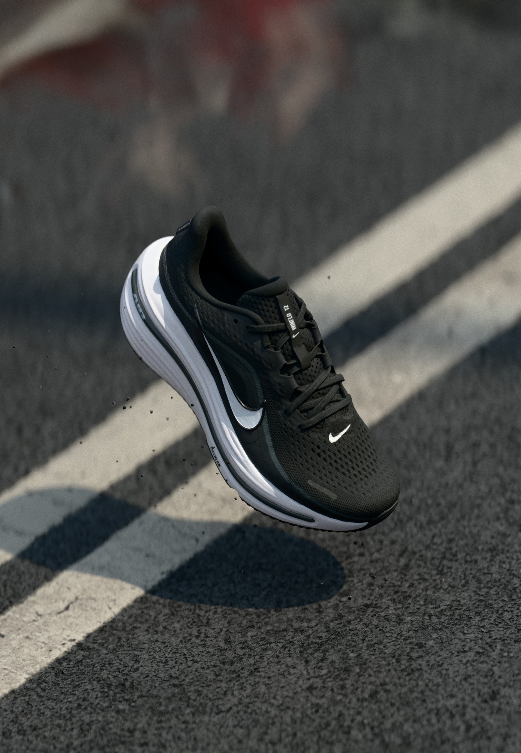 AIR WINFLO 12 - Road running shoes - black/white/dark smoke grey