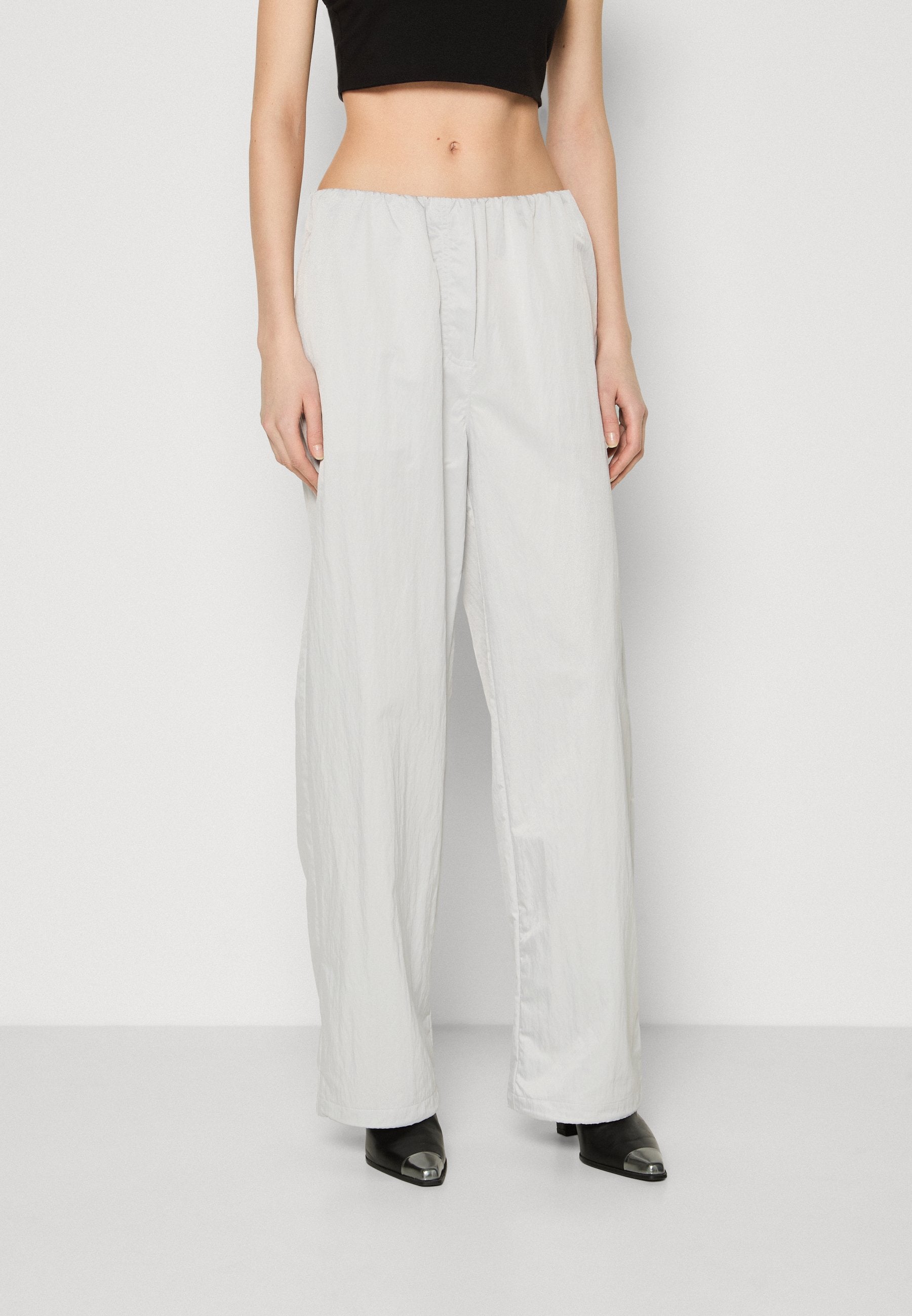 CRINKLE PARACHUTE - Trousers - lunar rock
