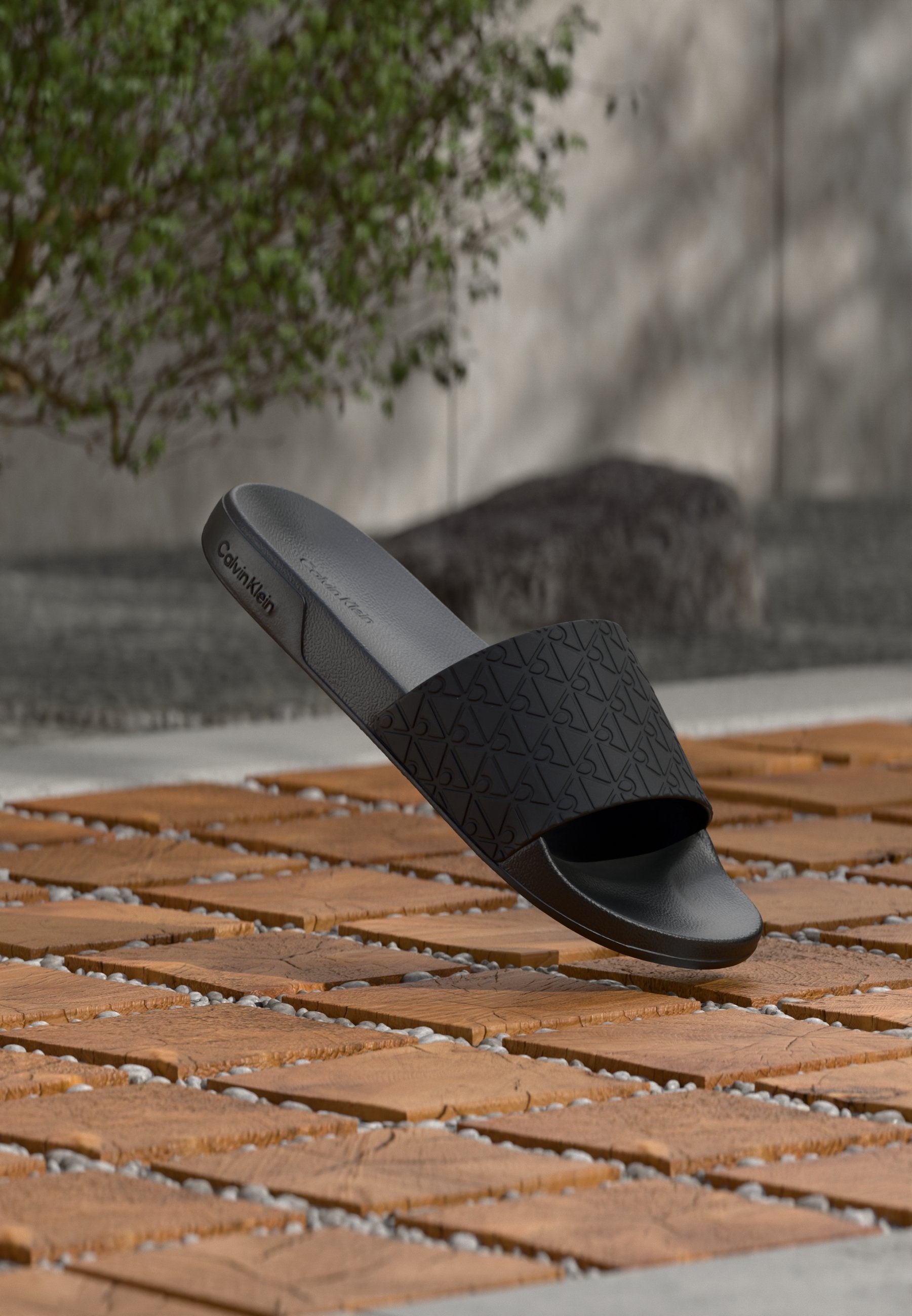 ESS SLIDE - Pool slides - triple black mono