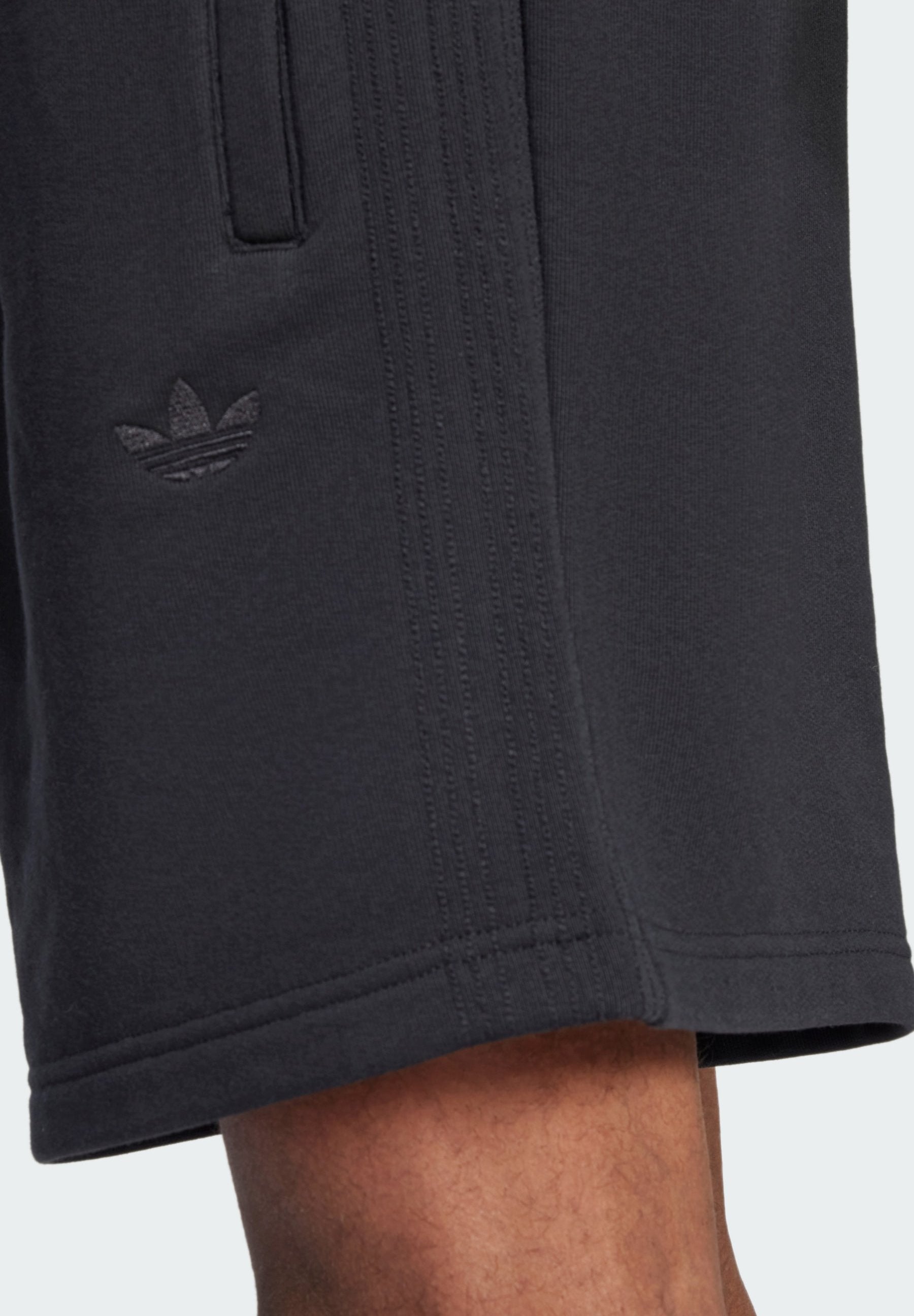 P ESS SHO - Shorts - black