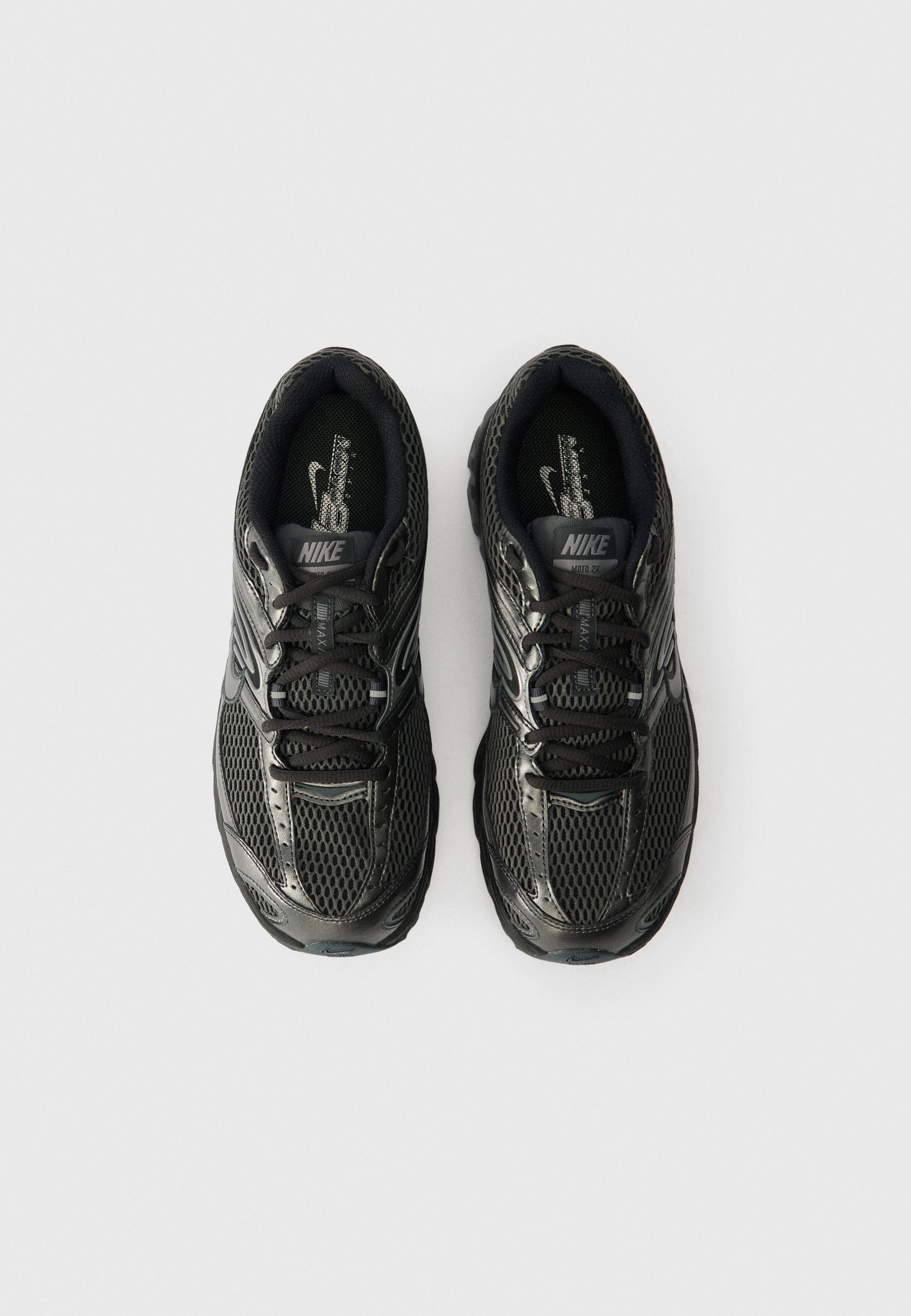 AIR MAX MOTO 2K - Antrenman Ayakkabısı - siyah/koyu duman grisi/metalik koyu gri